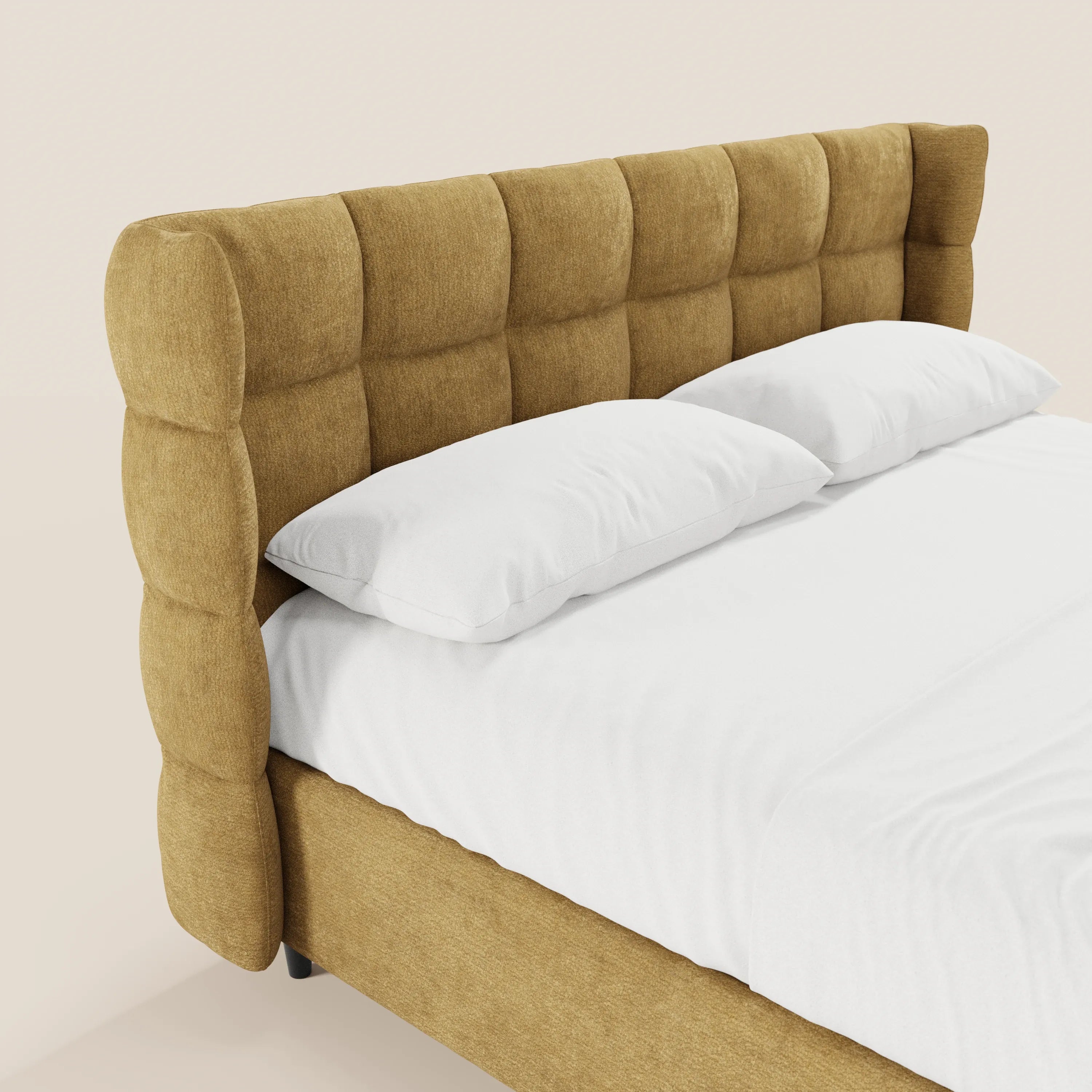 Un primo piano del letto imbottito RAGNAR di Letti.store, caratterizzato da una testiera capitonné di colore giallo senape e da un vano contenitore sotto il letto. Rivestito con lenzuola bianche immacolate e due cuscini, è inquadrato su uno sfondo beige chiaro. Il rivestimento è certificato Oeko-Tex®.