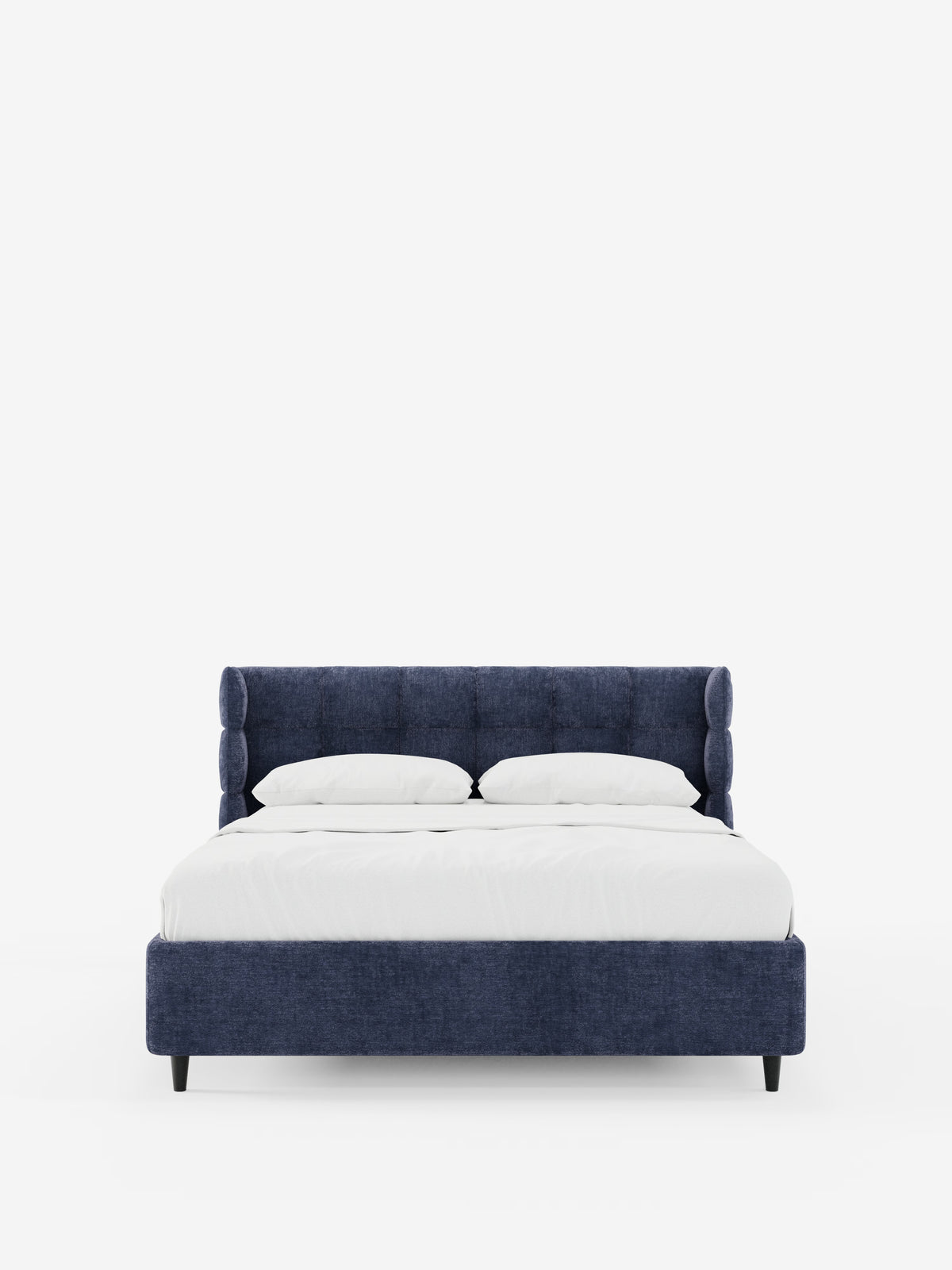 Una vista frontale del letto imbottito RAGNAR con contenitore e testiera capitonné avvolgente di Letti.store, caratterizzato da una struttura imbottita blu navy certificata Oeko-Tex® e da un’elegante testiera capitonné, rivestito con biancheria da letto bianca e due cuscini, su uno sfondo bianco a tinta unita.