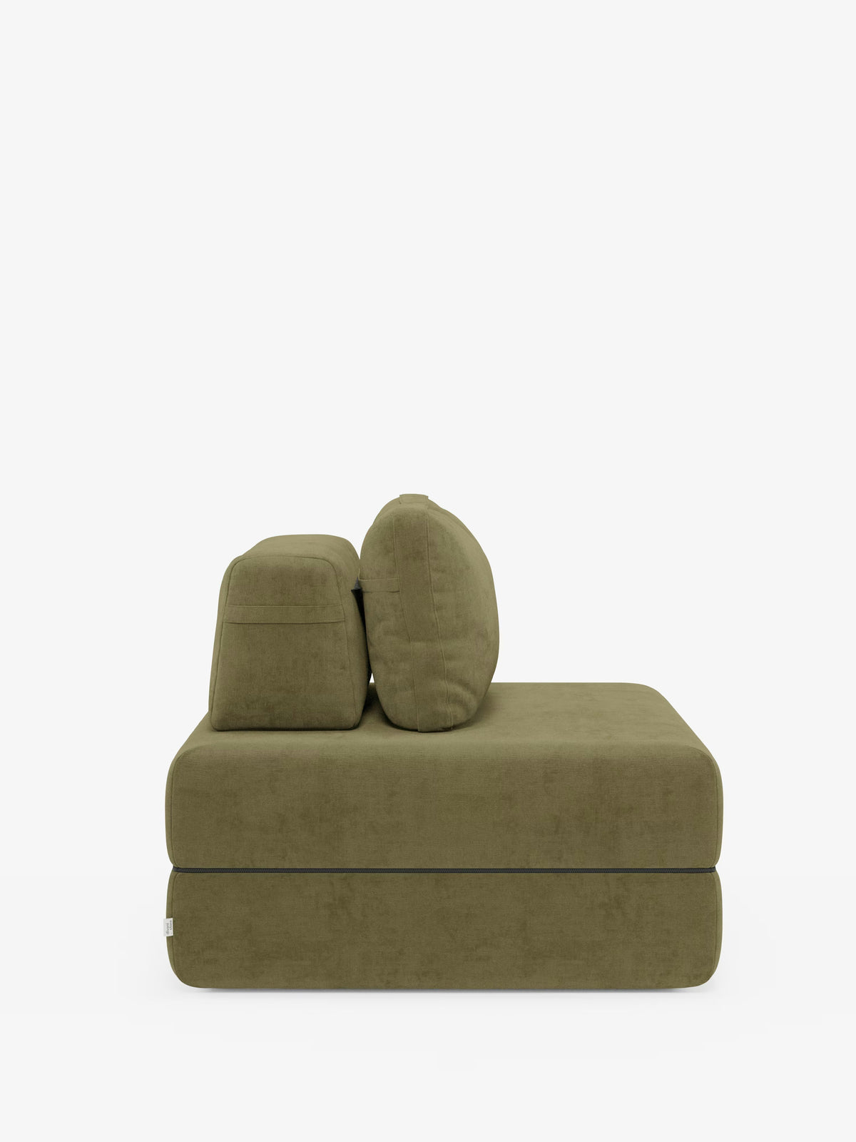 Poltrona letto modulare Rift di Divani.Store, color verde oliva, ripresa di profilo su uno sfondo bianco a tinta unita. Questo modello dal design moderno presenta spessi cuscini di seduta rettangolari e due cuscini dello schienale abbinati, con schienale mobile per un comfort personalizzabile. Rivestita in morbido tessuto T31 resistente alle macchie, include un materasso in memory foam alto 24 cm e non presenta gambe né braccioli a vista, per un aspetto elegante e raffinato.