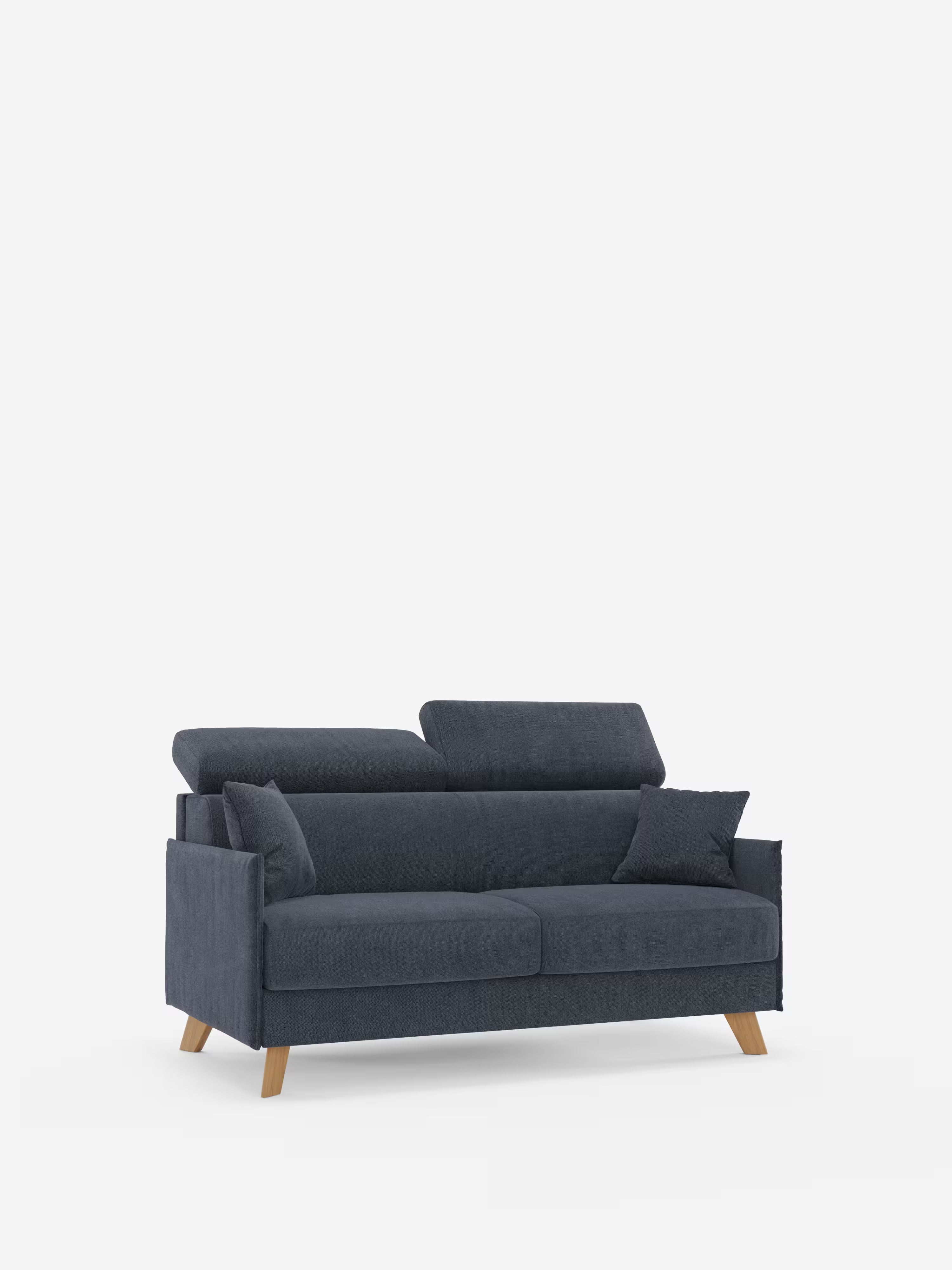 Un moderno divano letto matrimoniale “Sole” di Divani.Store, realizzato in tessuto blu scuro, caratterizzato da un design scandinavo compatto con gambe angolari in legno, due cuscini di seduta, due cuscini dello schienale, due cuscini laterali e poggiatesta reclinabili. Il divano è sfoderabile al 100% e rivestito in tessuto T23 antimacchia e facile da pulire, qui raffigurato su uno sfondo bianco a tinta unita.