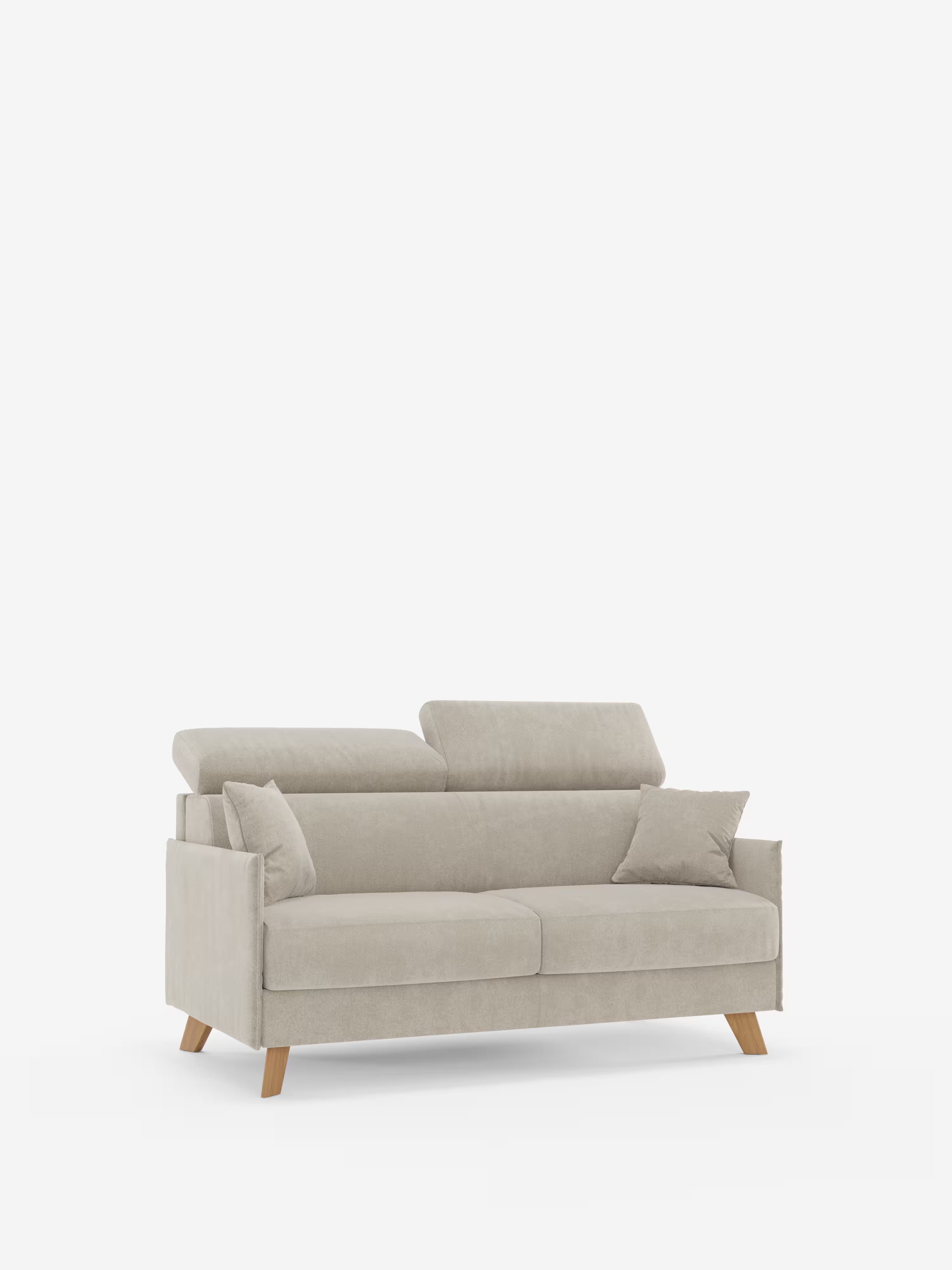 Vi presentiamo il divano letto matrimoniale Sole dal design compatto di Divani.Store: un divano letto a due posti color beige chiaro, dotato di poggiatesta altamente reclinabili, due cuscini dello schienale abbinati, braccioli dritti e gambe in legno angolate in classico stile scandinavo. Il rivestimento è realizzato in tessuto T23 antimacchia ed è sfoderabile al 100%. Nell’immagine è raffigurato su uno sfondo bianco a tinta unita.