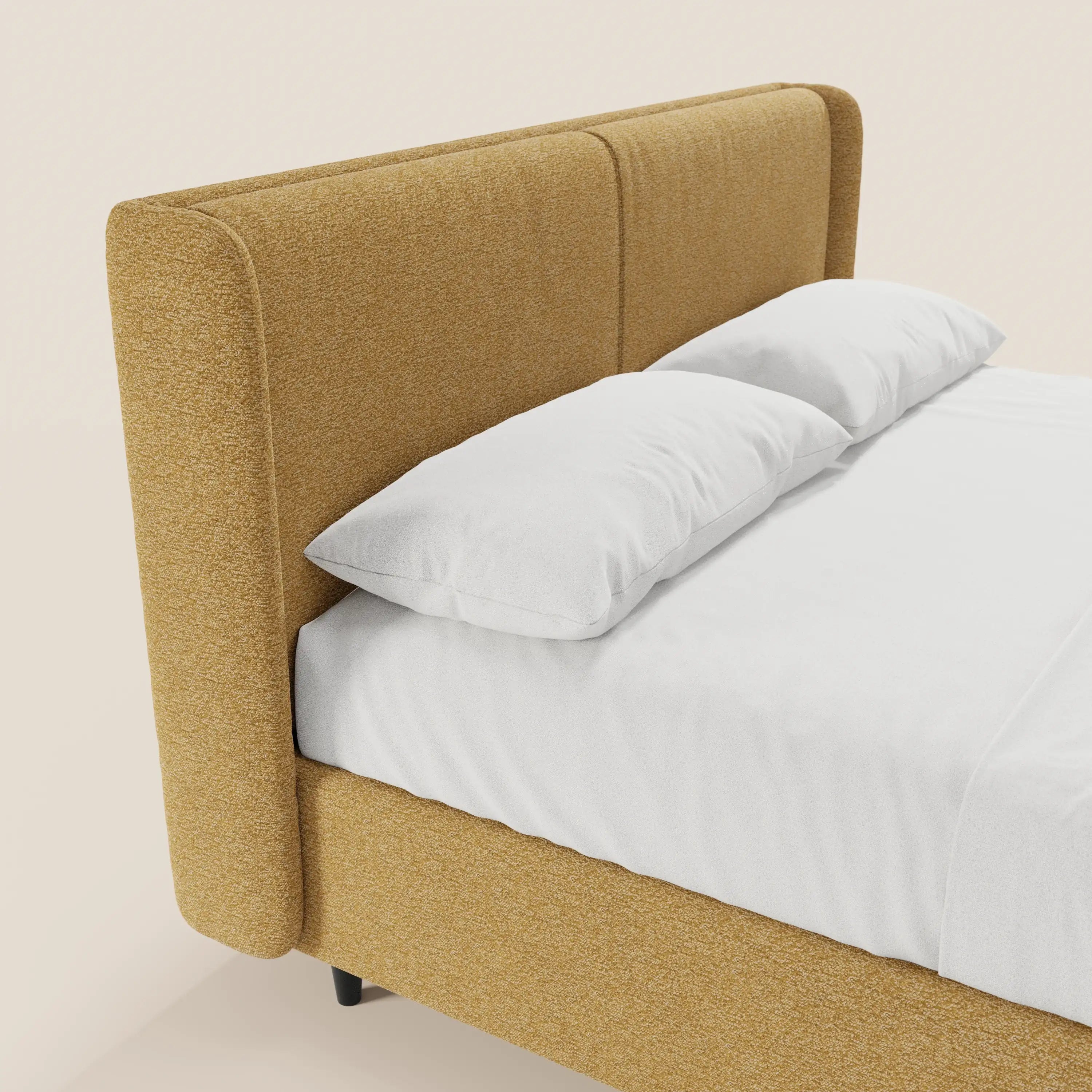 Un primo piano di VALKIRIA di Letti.store, un moderno letto di design con vano contenitore, testiera avvolgente in tessuto Oeko-Tex® e 2 cuscini imbottiti. Il rivestimento giallo senape e le linee pulite riflettono un raffinato design contemporaneo.