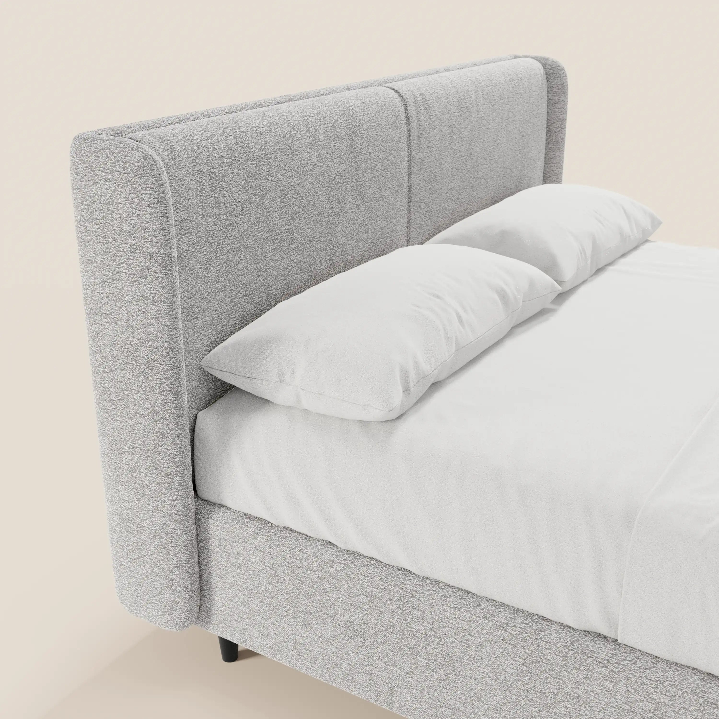 Il letto di design VALKIRIA di Letti.store è dotato di un vano contenitore, una testiera avvolgente in tessuto Oeko-Tex®, 2 cuscini imbottiti, rivestimento grigio chiaro, lino bianco e gambe corte nere su sfondo beige.