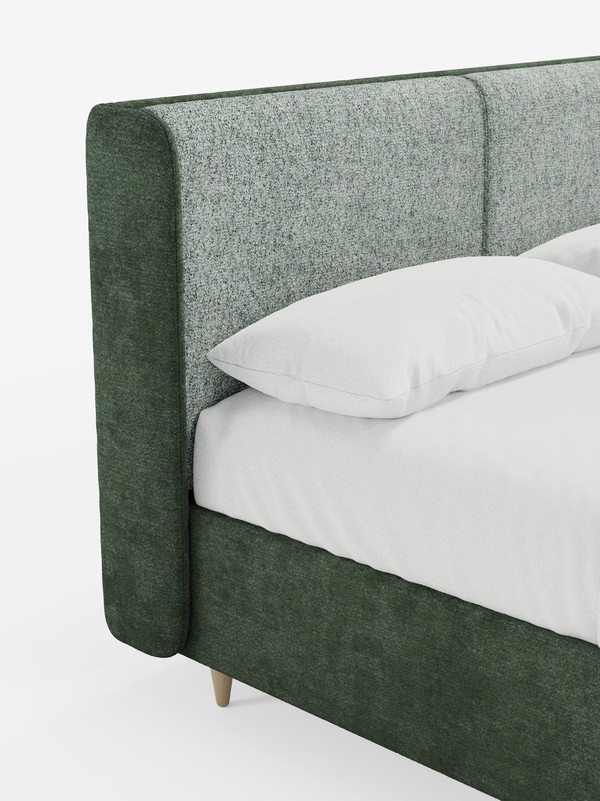 Un primo piano del letto imbottito bicolore VALKIRIA con contenitore di Letti.store mostra la struttura rivestita di verde con una testiera curva avvolgente, in grigio chiaro e dalla trama ruvida. Il letto presenta lenzuola e cuscini bianchi disposti con cura e poggia su corte gambe in legno su uno sfondo bianco a tinta unita.