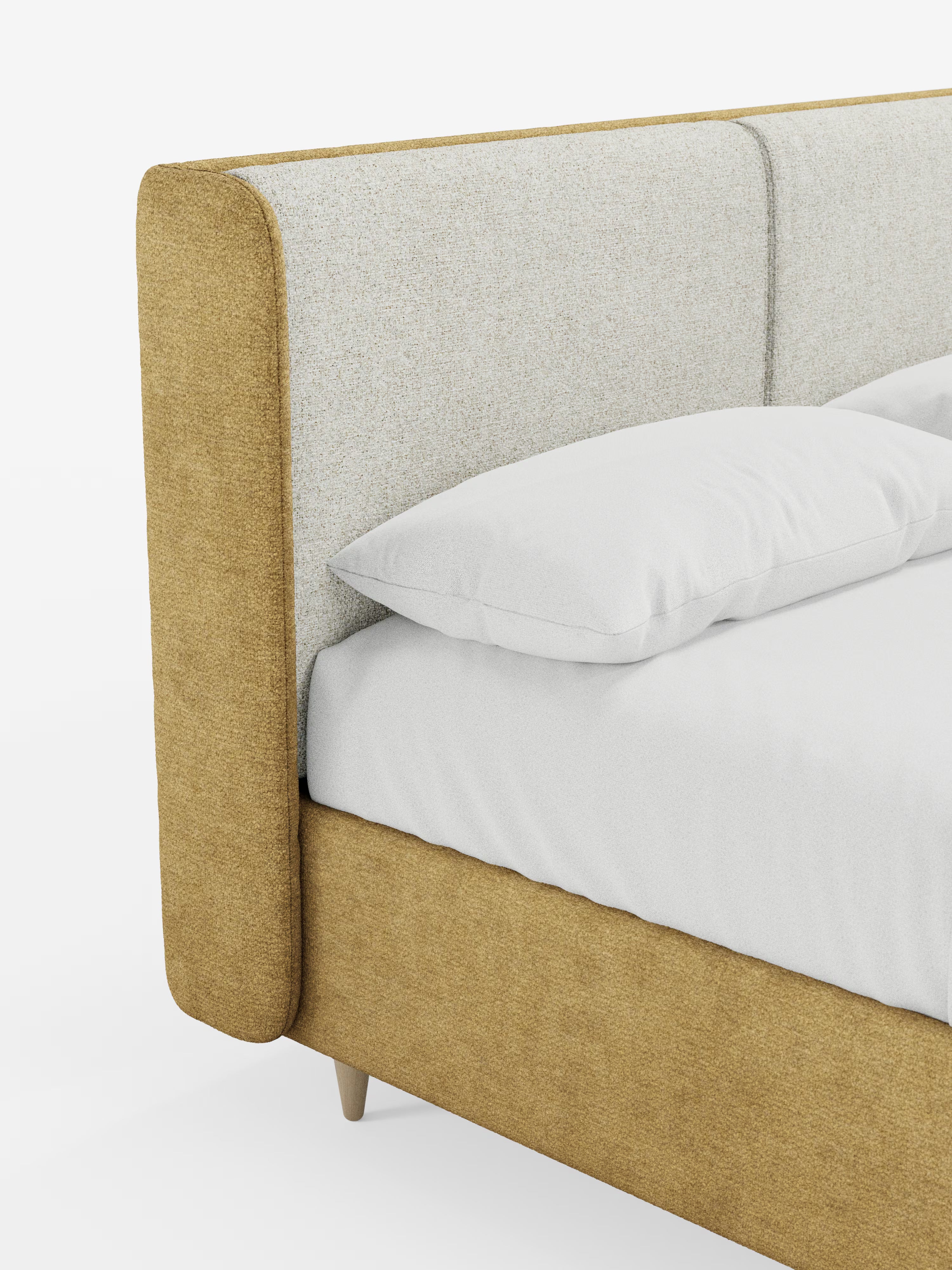 Un primo piano del letto imbottito bicolore VALKIRIA con contenitore di Letti.store, caratterizzato da una moderna struttura imbottita in giallo senape e da una testiera curva avvolgente in tessuto grigio chiaro con cuscini imbottiti per lo schienale. Il letto è rifatto con cura con lenzuola e cuscini bianchi e poggia su gambe corte in legno chiaro, in contrasto con uno sfondo bianco a tinta unita.