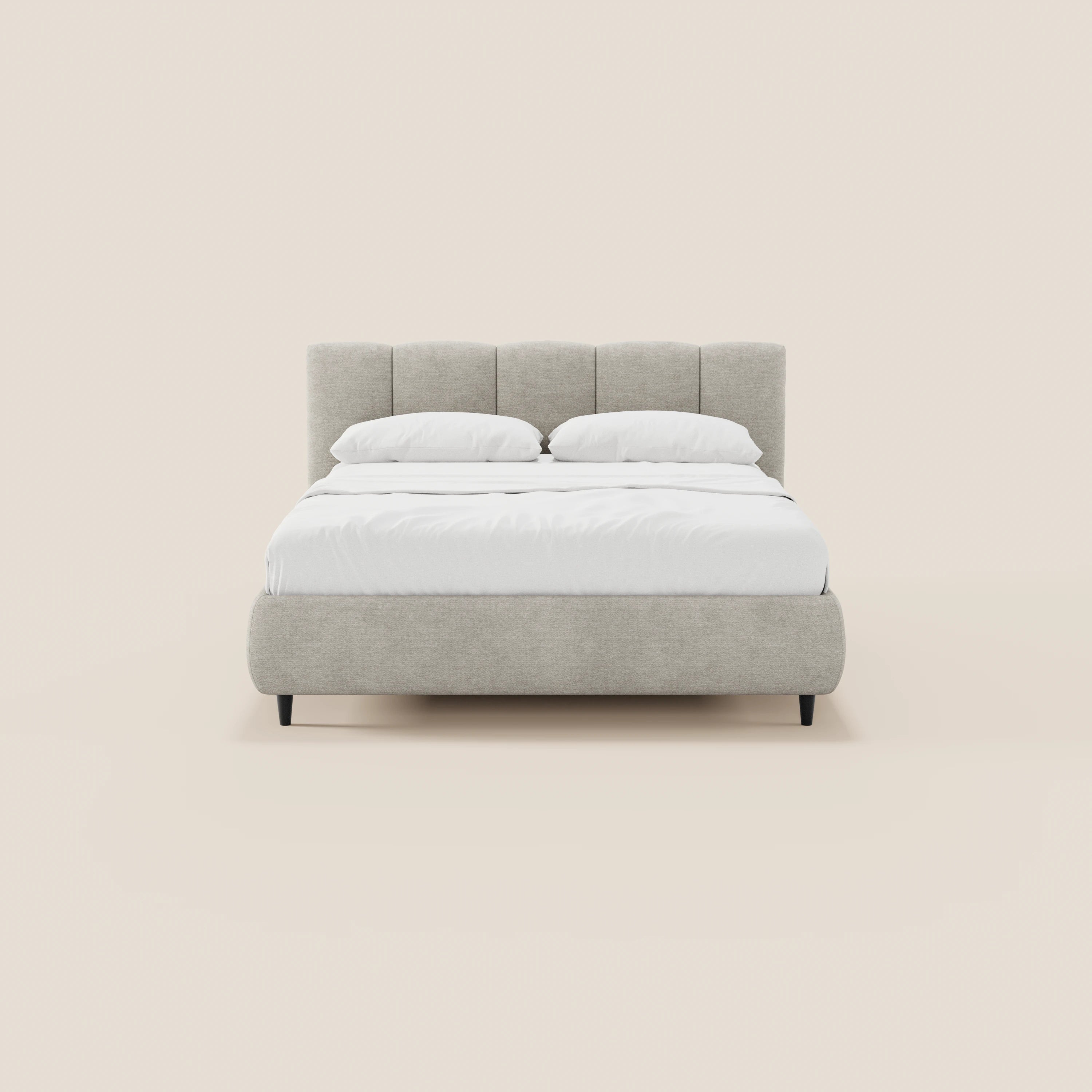 Il letto imbottito ARKAM di Letti.store, dotato di vano contenitore e testiera con lavorazione verticale in tessuto Oeko-Tex®, si distingue per il suo design shabby chic e la finitura grigio chiaro, ideale per camere da letto moderne e raffinate.