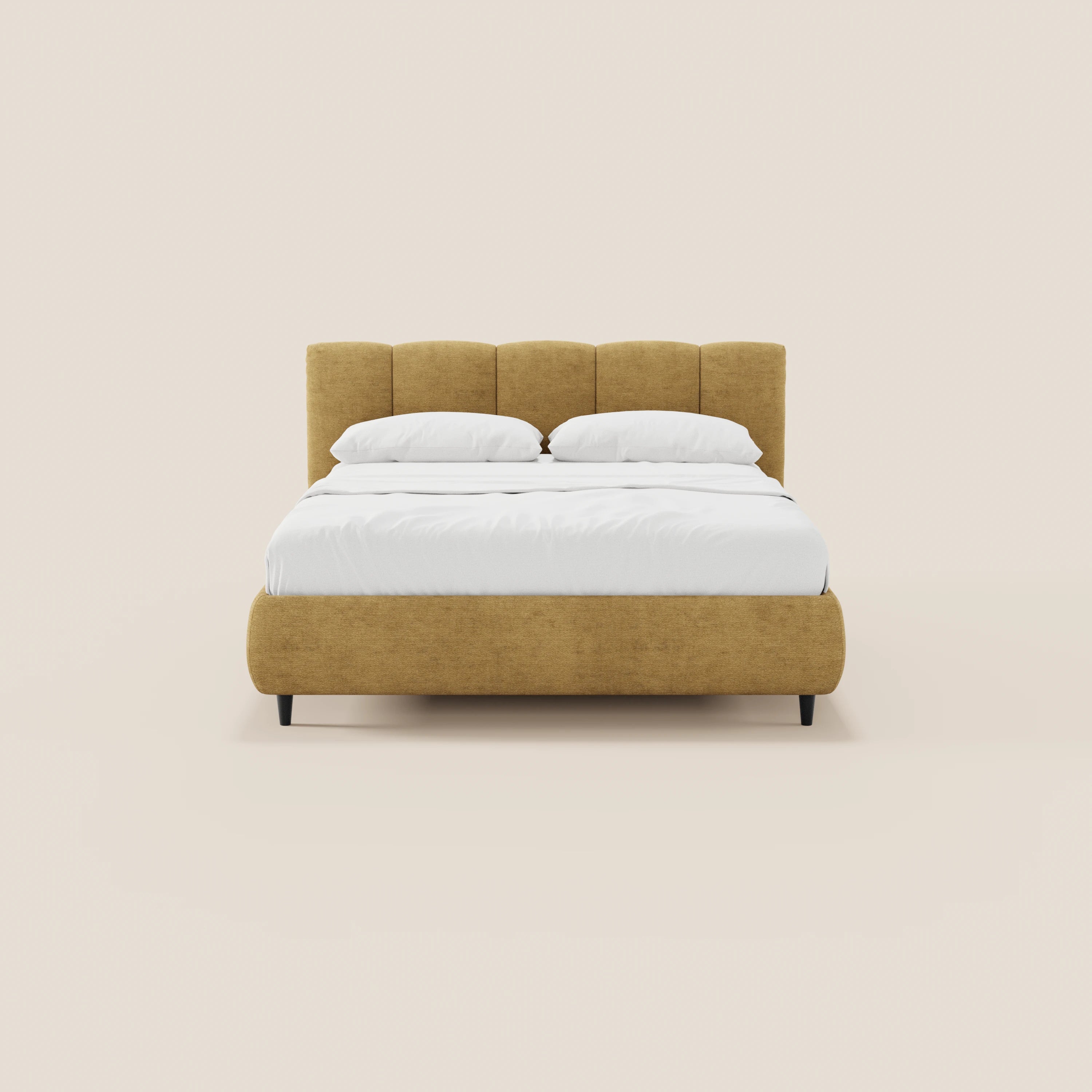 Il letto imbottito ARKAM con contenitore di Letti.store, realizzato in tessuto certificato Oeko-Tex® e caratterizzato da una testiera con lavorazione verticale in stile shabby chic, presenta una base color beige chiaro e poggia su gambe nere. La struttura è rivestita di bianco e dotata di due cuscini.