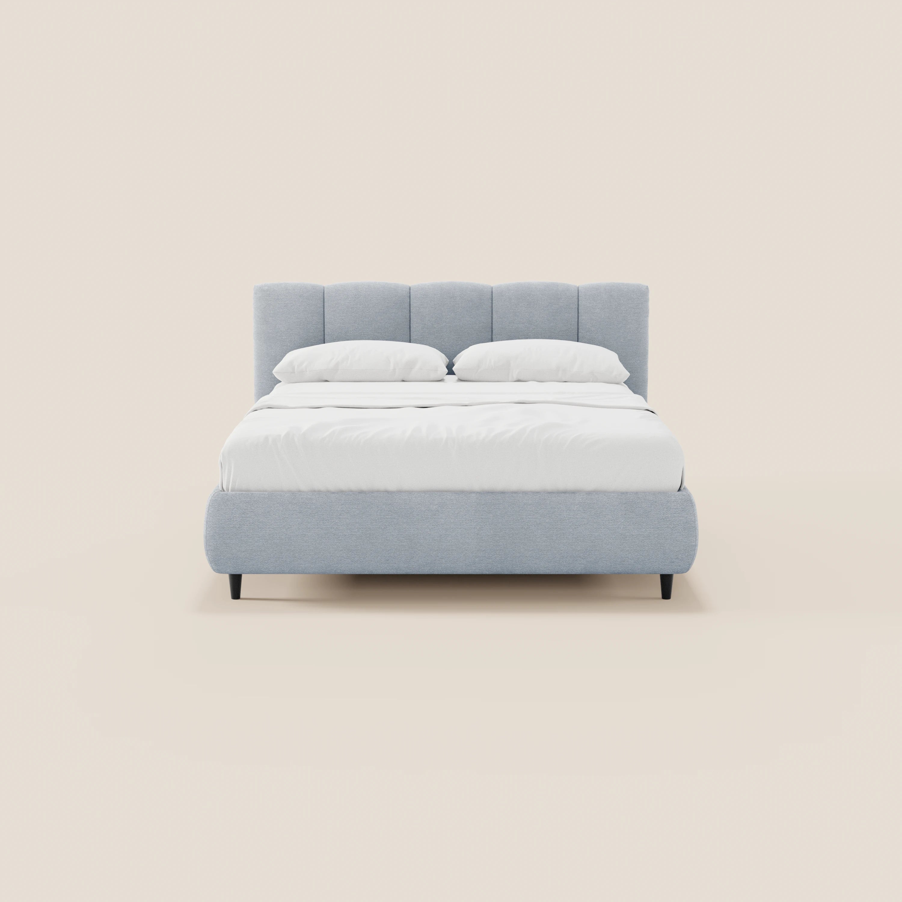 Il letto imbottito ARKAM di Letti.store, con contenitore e testiera a lavorazione verticale in tessuto Oeko-Tex®, in stile shabby chic azzurro, è posizionato su uno sfondo beige con lenzuola bianche e due cuscini, e poggia su piedini neri corti.