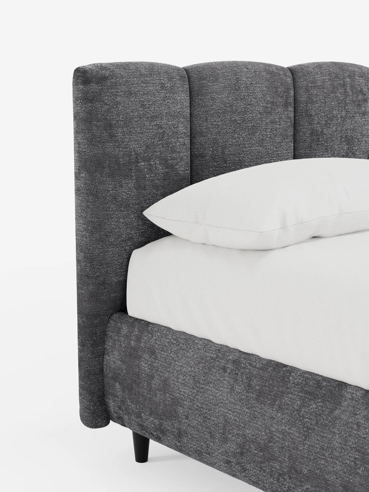 Il letto imbottito ARKAM con contenitore e testiera a cuciture verticali è un letto di colore grigio scuro con cuciture verticali, rivestito con lenzuola bianche immacolate e un cuscino abbinato su uno sfondo chiaro e semplice.