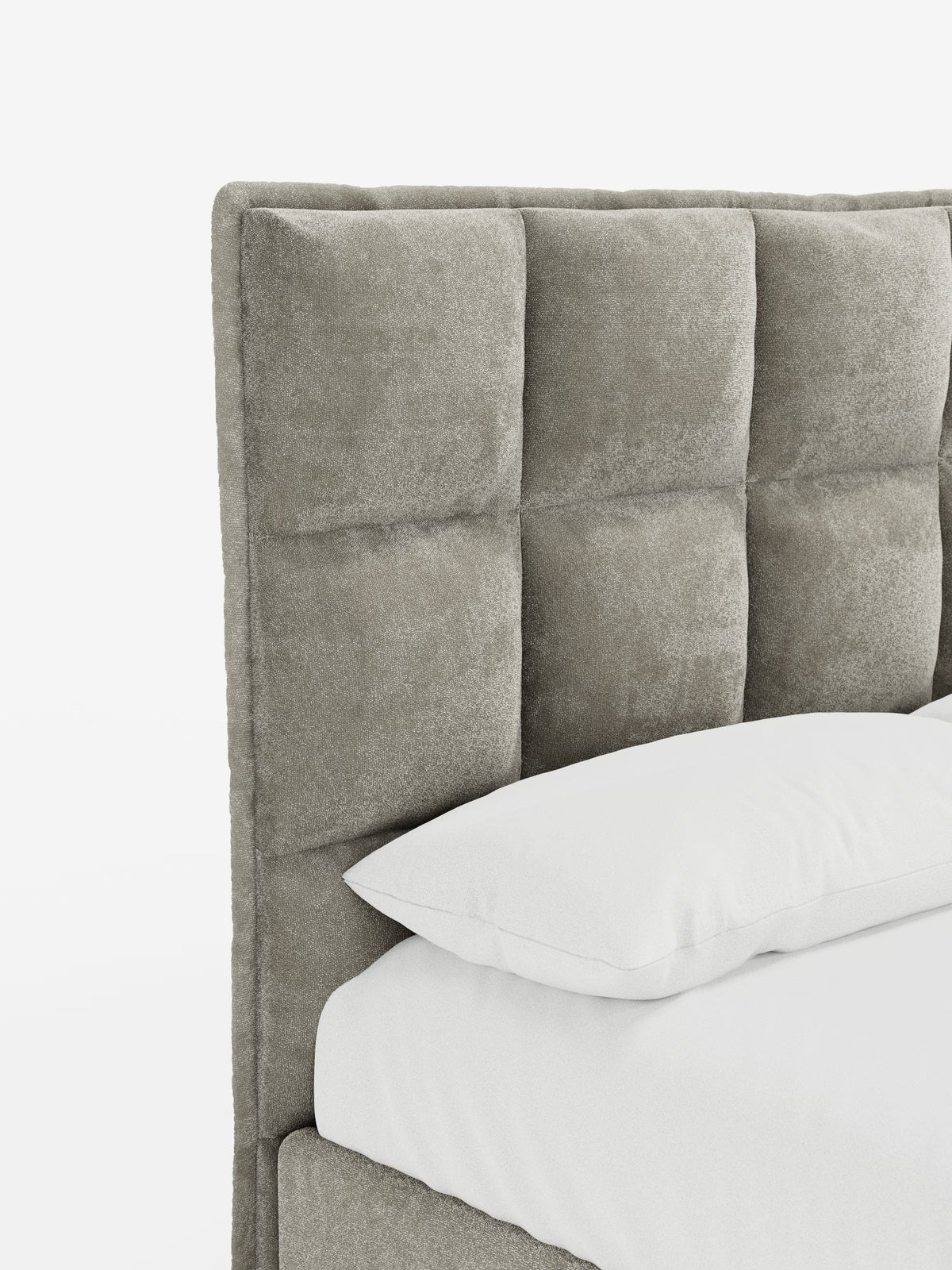 Un primo piano del letto imbottito AURO con contenitore e testiera alta capitonné in ciniglia Oeko-Tex® di Letti.store, che mette in risalto la testiera in tessuto grigio chiaro con motivo a quadri capitonné. È visibile l’angolo del letto, che mette in risalto l’elegante design della testiera capitonné insieme a un cuscino bianco e a una parte del materasso bianco. Lo sfondo è bianco a tinta unita.