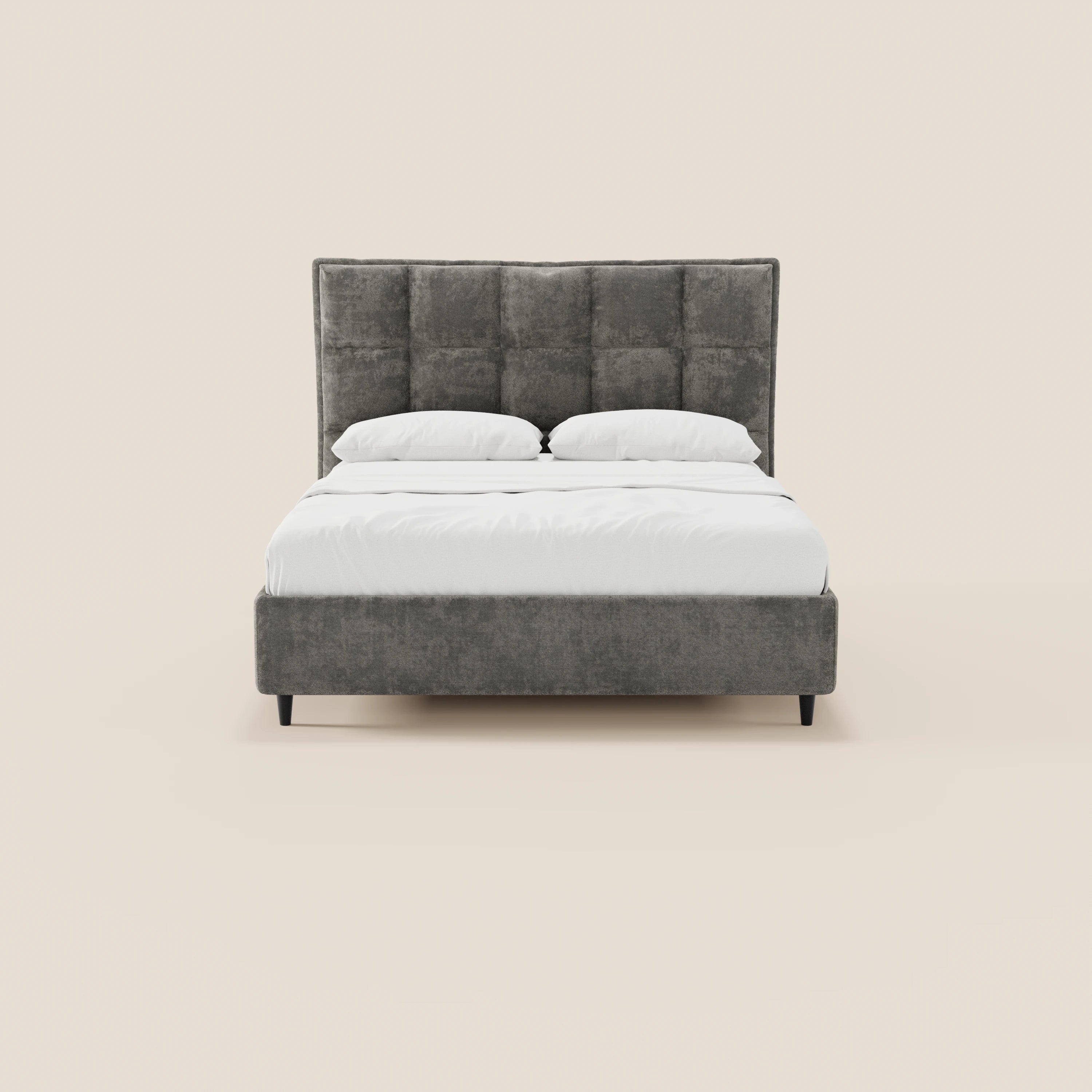 Il letto imbottito AURO con contenitore e testiera alta capitonné in ciniglia Oeko-Tex® di Letti.store presenta una testiera alta e capitonné di colore grigio e una base abbinata, raffigurato con biancheria da letto e cuscini bianchi su uno sfondo beige chiaro.
