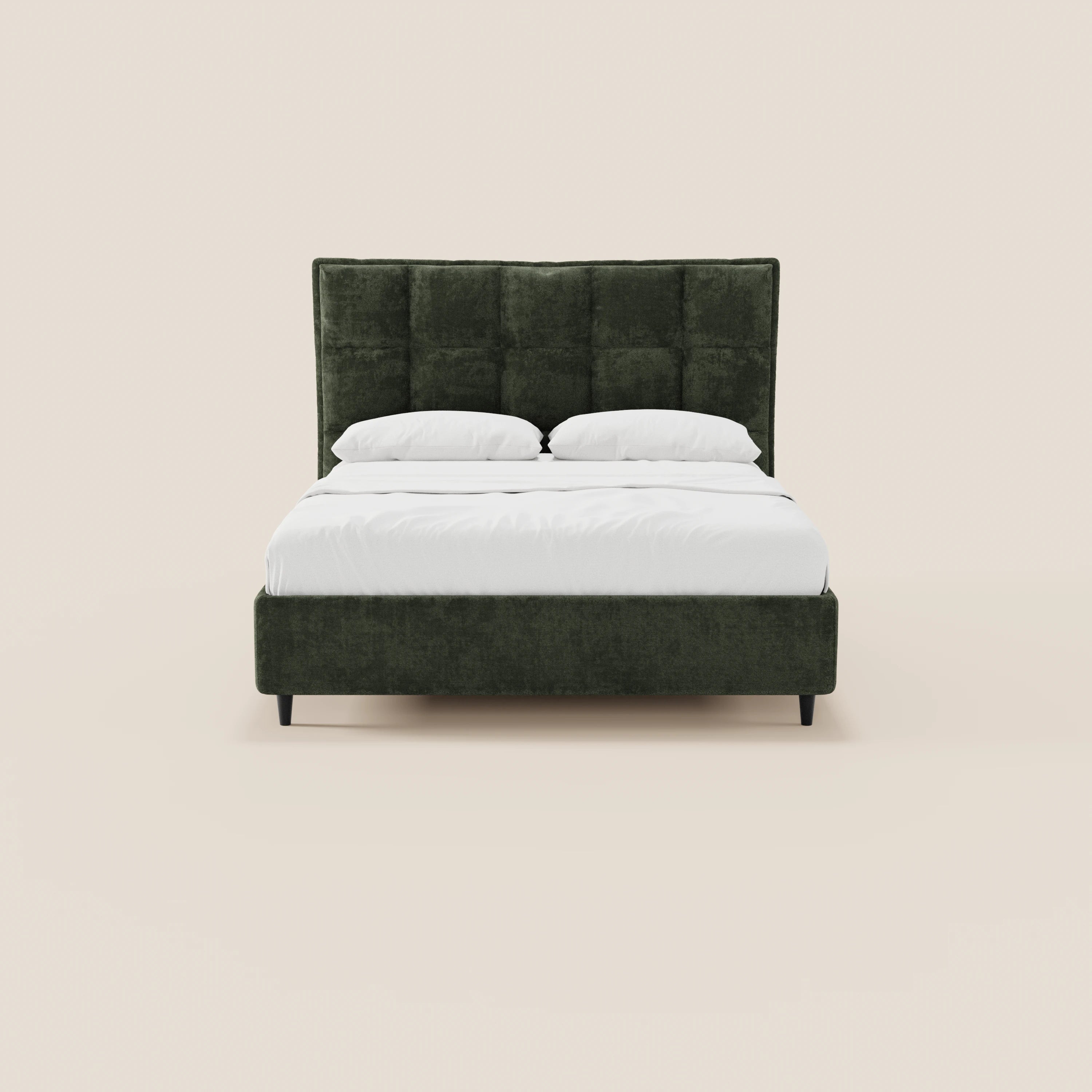 Il letto imbottito AURO con contenitore e testiera capitonné alta in ciniglia Oeko-Tex® di Letti.store è raffigurato in verde scuro su uno sfondo beige chiaro, rifinito con cura con biancheria da letto bianca e due cuscini bianchi, visto di fronte.