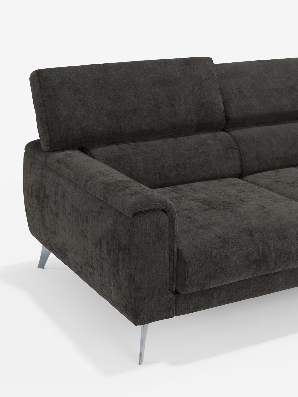 Vi presentiamo il divano Caravaggio a 4 posti con tre sedute scorrevoli di Divani.Store: un moderno divano in tessuto grigio scuro con rivestimento T31 testurizzato e resistente alle macchie. Questo modello contemporaneo si distingue per gli ampi braccioli, le gambe angolate in metallo, i morbidi cuscini di seduta e schienale e i poggiatesta regolabili. Su uno sfondo bianco a tinta unita, le linee pulite e gli innovativi sedili scorrevoli del divano Caravaggio diventano protagonisti in qualsiasi salotto di