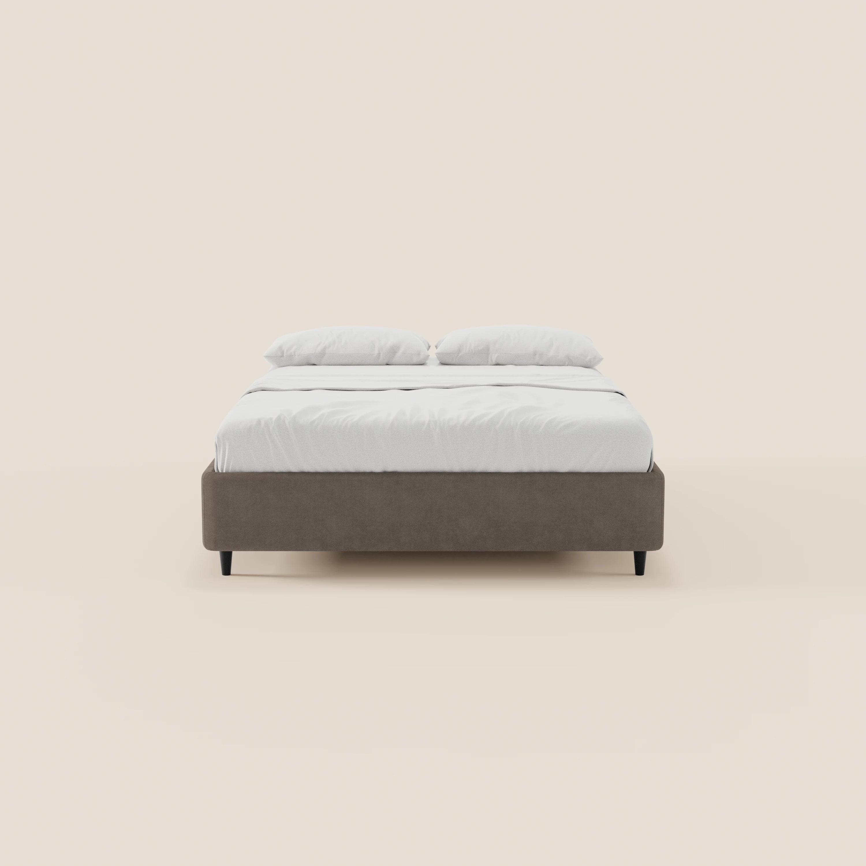 Il letto sommier imbottito ERON di Letti.store è realizzato con un tessuto impermeabile grigio chiaro certificato Oeko-Tex, biancheria da letto bianca, due cuscini bianchi, gambe corte nere e un design moderno. Nell’immagine è raffigurato in vista frontale su uno sfondo beige.