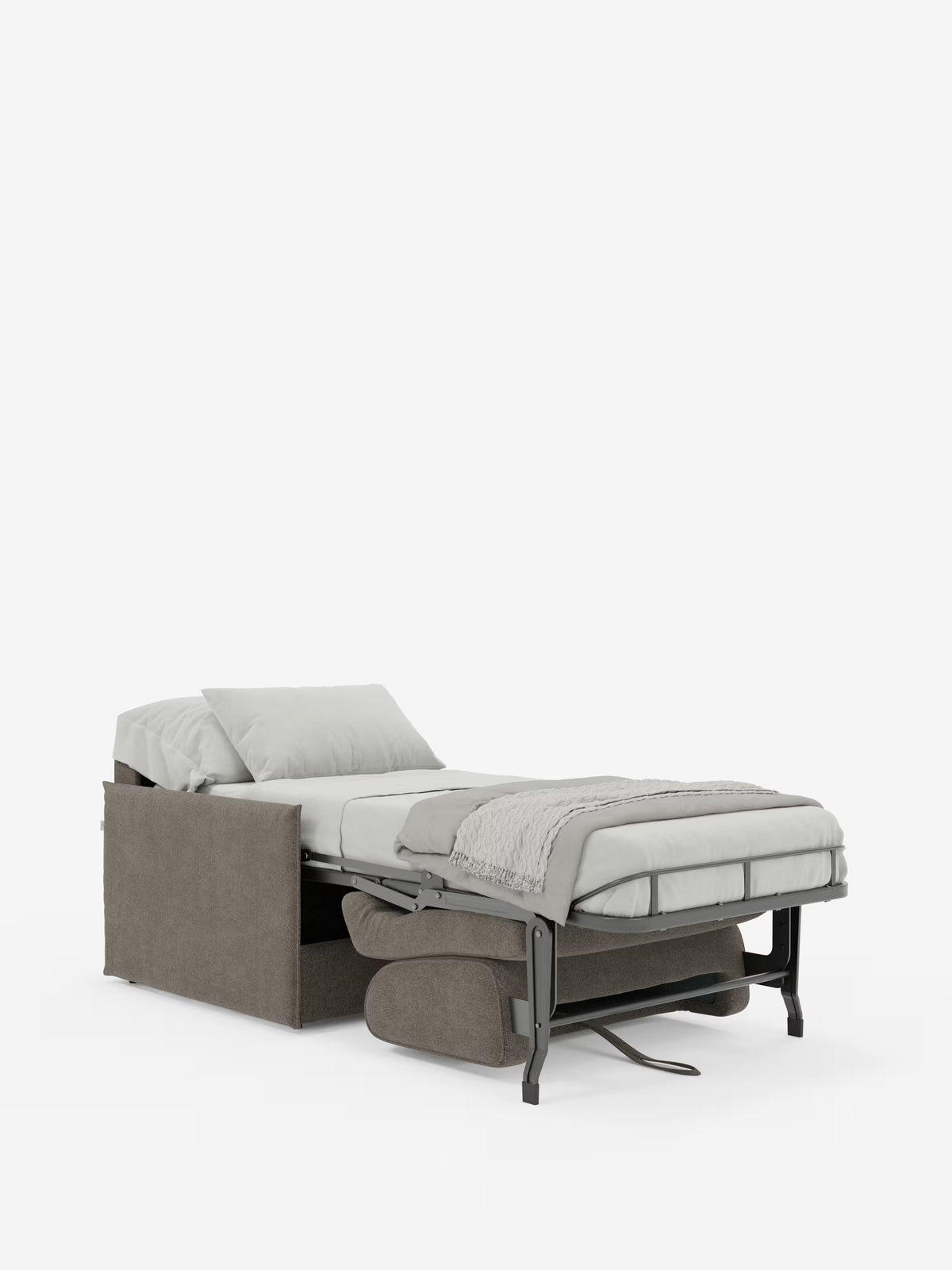 La poltrona letto compatta Evans con materasso di Divani.Store è raffigurata in grigio, trasformata in un letto singolo con biancheria da letto grigio chiaro e un plaid. Sono visibili la struttura in metallo del letto e il materasso aperto di 70 x 197 cm, incorniciati dai braccioli della poltrona su entrambi i lati, il tutto su uno sfondo bianco a tinta unita. Il rivestimento è sfoderabile e realizzato in tessuto T23 antimacchia.