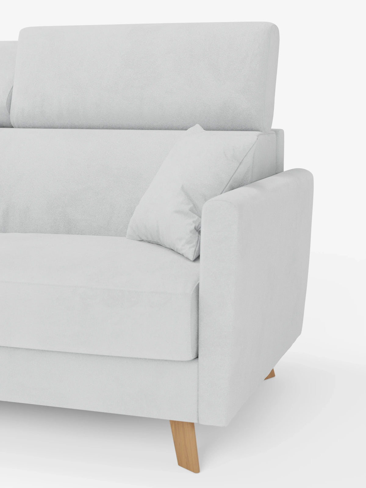 Un divano letto Francy contemporaneo color grigio chiaro con poggiatesta regolabili di Divani.Store, rivestito in elegante tessuto T30 resistente alle macchie e completamente sfoderabile. Questo divano a 3 posti presenta linee pulite, un bracciolo imbottito, un cuscino decorativo abbinato e gambe angolate in legno chiaro. Presentato su uno sfondo bianco con il lato destro e parte dello schienale visibili.