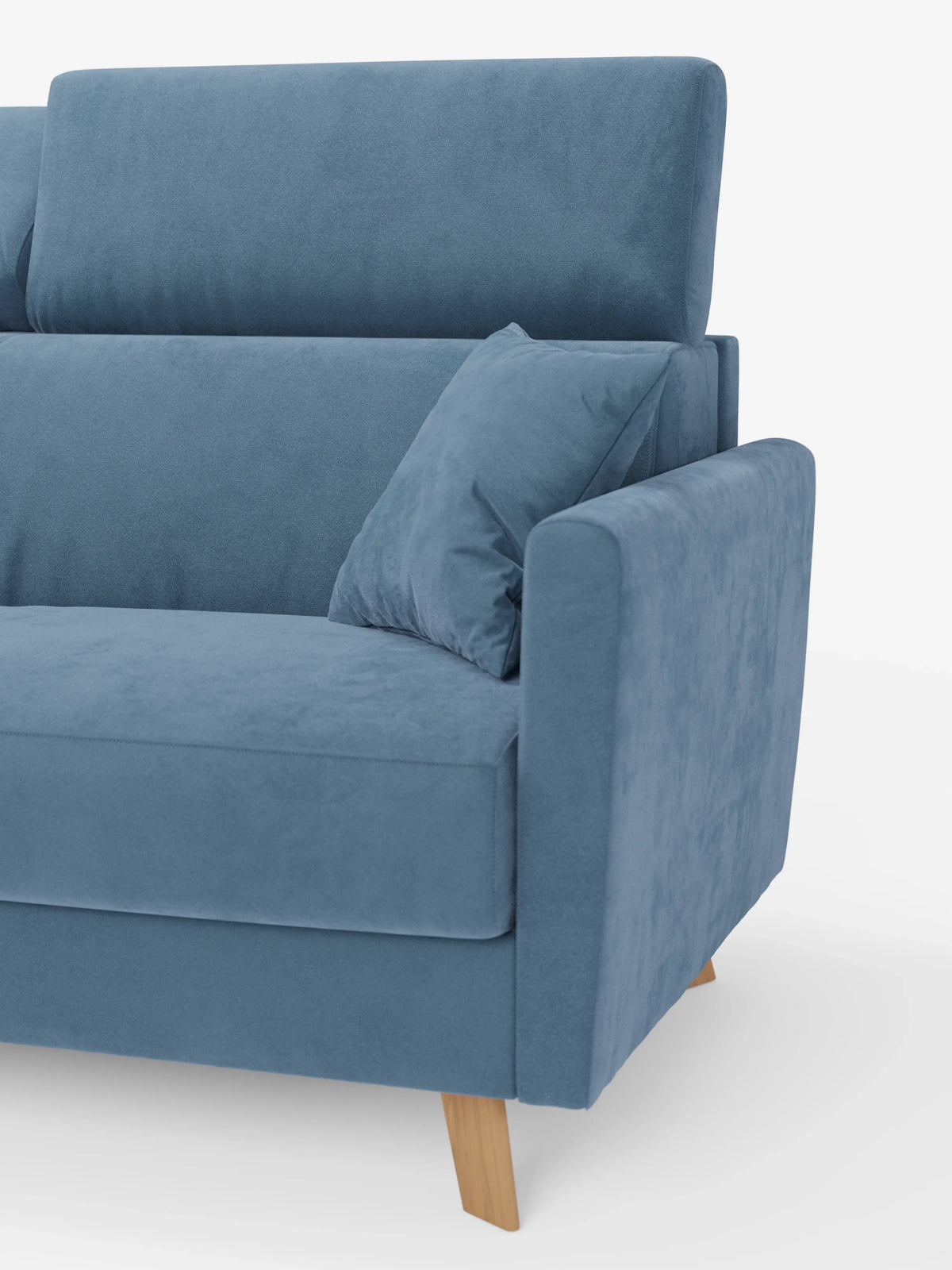 Viene mostrato un primo piano del divano letto Francy con poggiatesta regolabili di Divani.Store. Questo divano moderno ed elegante, rivestito in raffinato tessuto T30 blu resistente alle macchie, presenta cuscini di seduta spessi, uno schienale alto con poggiatesta regolabili, braccioli angolati e gambe in legno. Perfetto come divano a due posti di grande stile o come pratico divano letto per ambienti contemporanei, è dotato di un cuscino blu abbinato appoggiato sul bracciolo. Lo sfondo è bianco a tinta