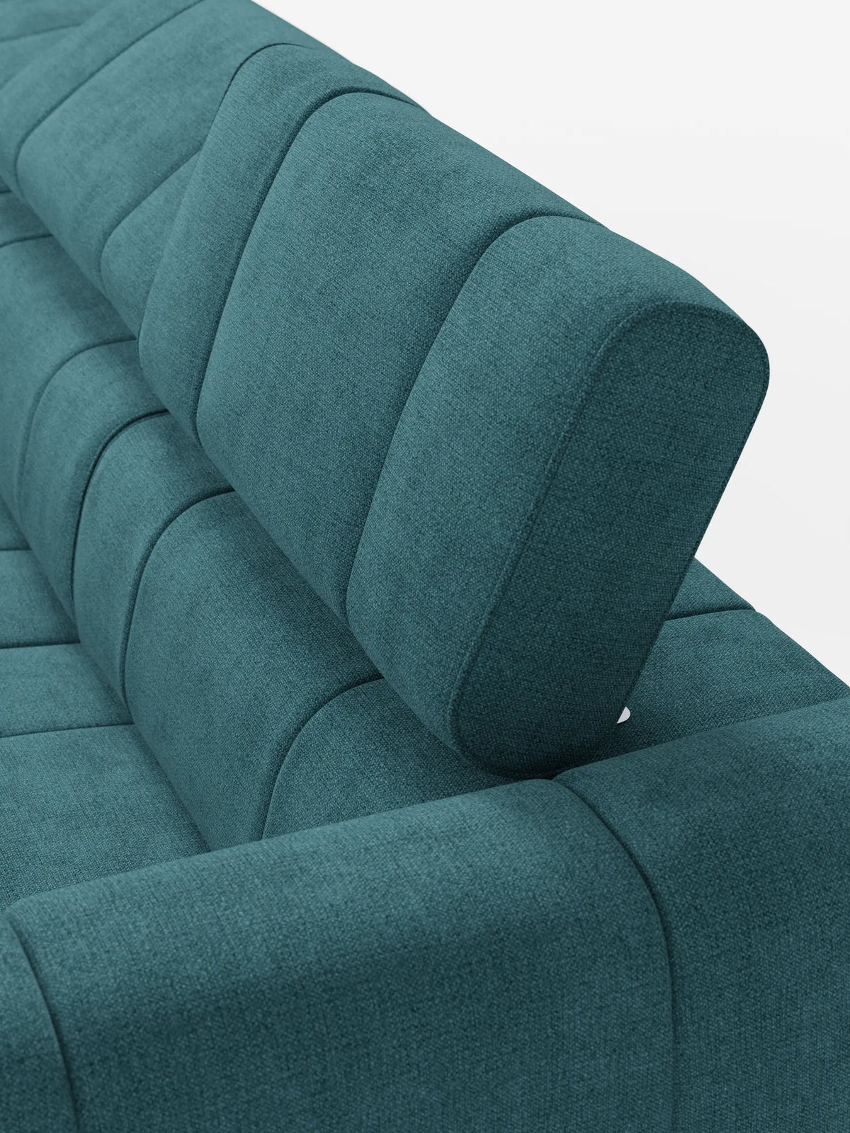 Un divano modulare contemporaneo Giotto a 4 posti con poggiatesta reclinabili e funzione relax elettrica opzionale, rivestito in tessuto smacchiabile T23 color verde acqua con trama in rilievo, caratterizzato da cuscini dello schienale segmentati e da un poggiatesta regolabile su uno sfondo chiaro.