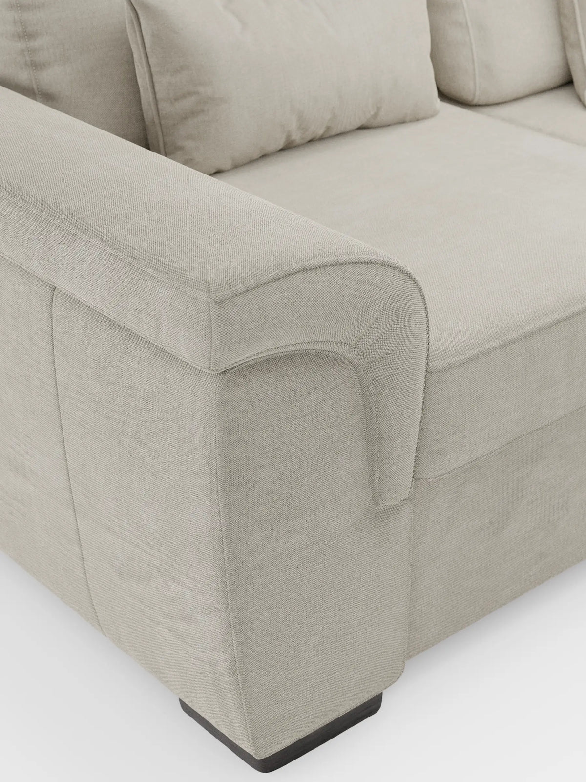 Il divano letto angolare Ischia con schienali traslanti è un divano ad angolo beige dalla trama intrecciata, con braccioli bassi e arrotondati e comodi cuscini dello schienale che risaltano sullo sfondo bianco.