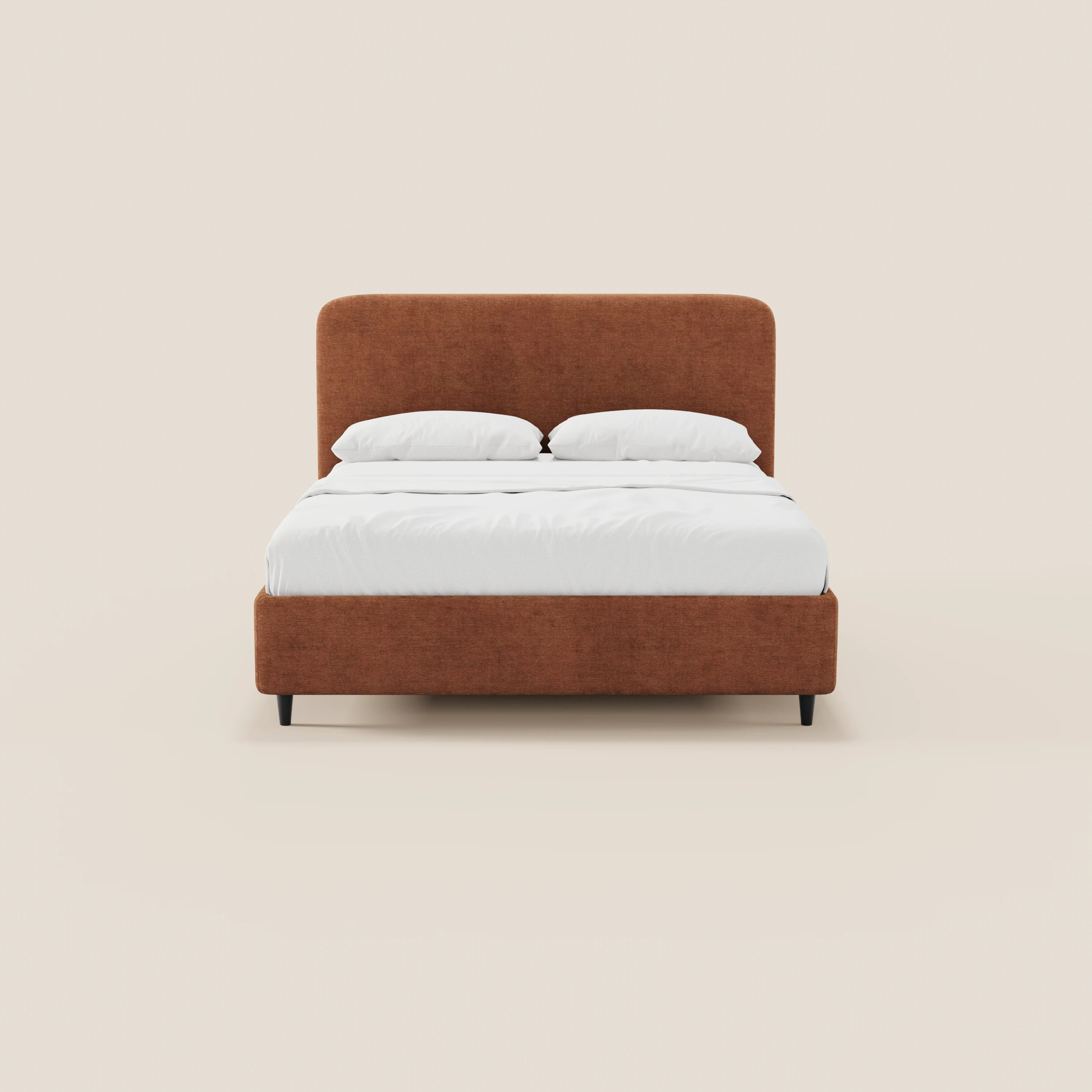 Il letto imbottito KAELOS minimal di Letti.store presenta una testiera alta e arrotondata in ciniglia, gambe alte nere e un vano contenitore integrato. Nella foto è raffigurato in marrone con biancheria da letto bianca su uno sfondo beige a tinta unita, per un look pulito e minimalista.