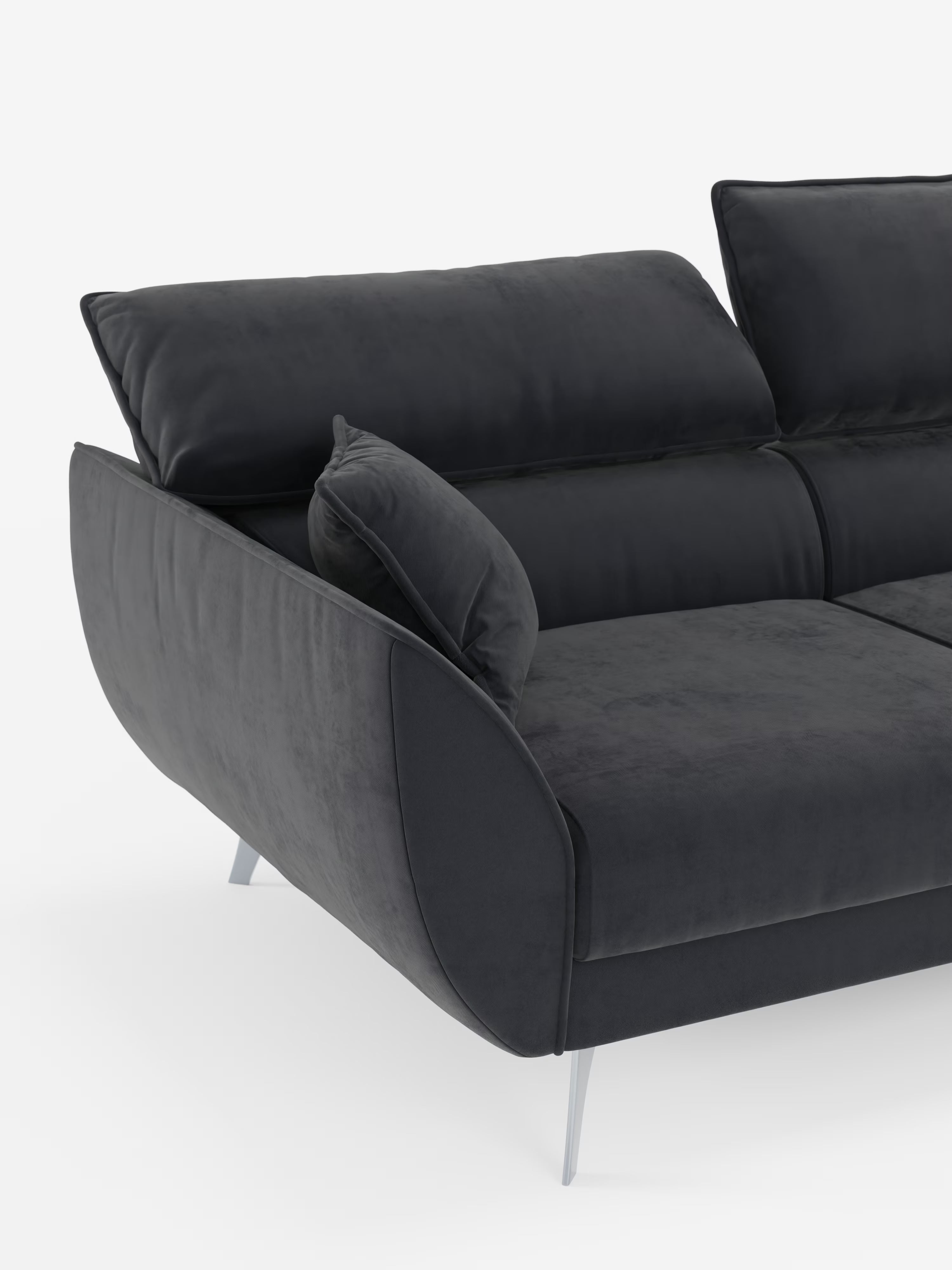 Un divano contemporaneo Michelangelo 4 Posti di Divani.Store, color grigio scuro, rivestito in elegante tessuto T30 effetto velluto resistente alle macchie, dotato di tre sedute estensibili e poggiatesta reclinabili per un comfort eccezionale. I morbidi cuscini della seduta e dello schienale sono completati da gambe angolate in metallo chiaro e da un cuscino decorativo abbinato appoggiato sul bracciolo sinistro. Il tutto su uno sfondo bianco a tinta unita.