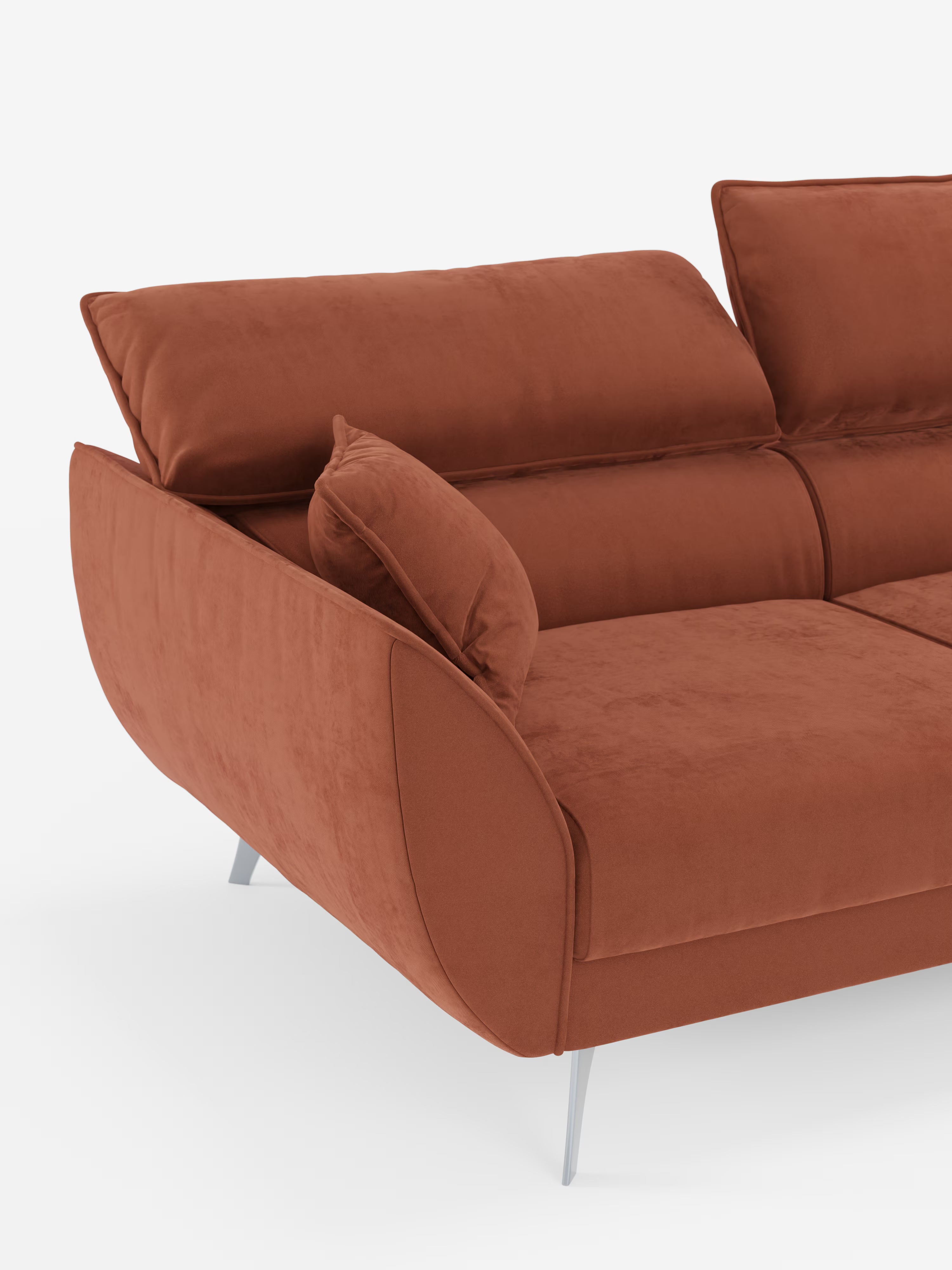 Vi presentiamo il modello Michelangelo 4 Posti di Divani.Store: un divano componibile contemporaneo rivestito in velluto resistente alle macchie (T30) nei toni del ruggine, dotato di tre sedute estensibili, morbidi cuscini, gambe angolari in metallo, poggiatesta reclinabili, un cuscino laterale abbinato e un'elegante chaise longue, il tutto splendidamente presentato su uno sfondo bianco candido.