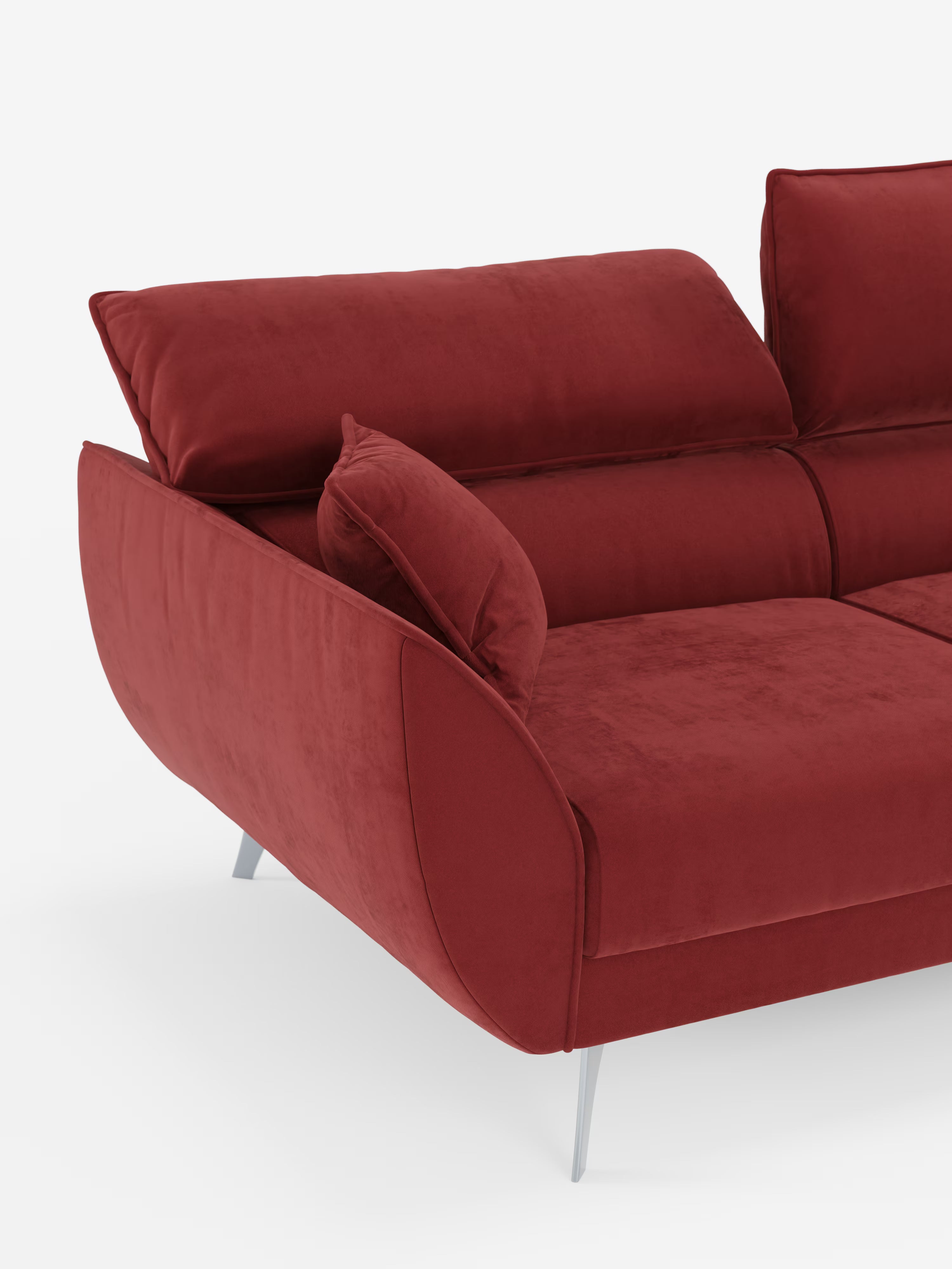 Il divano Michelangelo a 2 e 3 posti di Divani.Store è presentato in un moderno velluto rosso con schienali morbidi e leggermente inclinati, cuscini coordinati sui braccioli e poggiatesta regolabili. Questo divano dalle linee slanciate presenta sottili gambe in metallo e un design minimalista, che risalta sullo sfondo bianco. Nell’immagine è visibile solo la sezione angolare sinistra di questo divano rivestito in tessuto smacchiabile T30.