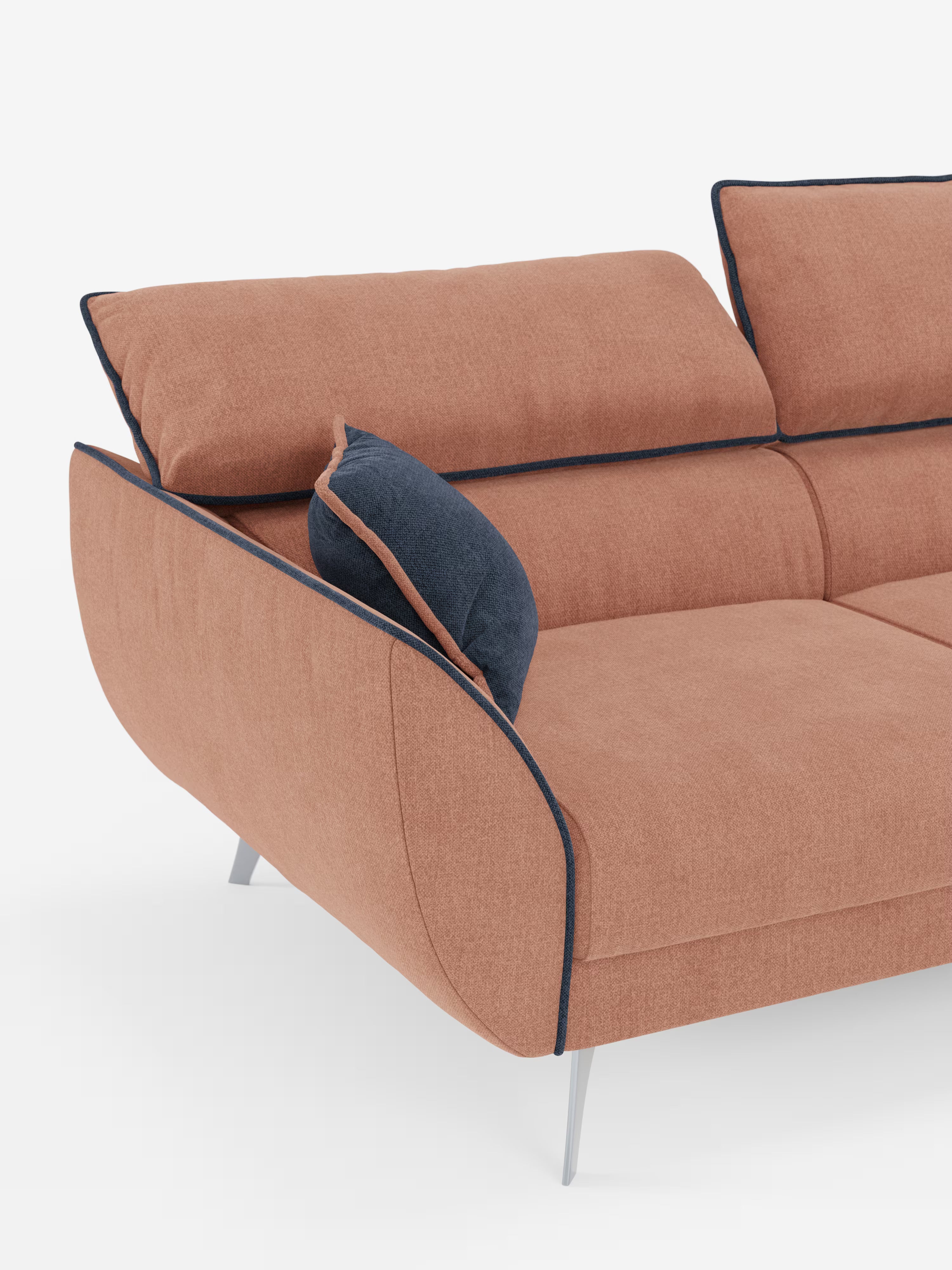 Il divano angolare bicolore Michelangelo con penisola e sedute estensibili di Divani.Store è rivestito in tessuto color terracotta dai toni tenui con bordino scuro, dotato di poggiatesta reclinabili regolabili, morbidi cuscini di seduta e schienale, seduta estensibile, un cuscino decorativo blu navy e gambe angolari argentate. È raffigurato su uno sfondo bianco a tinta unita.