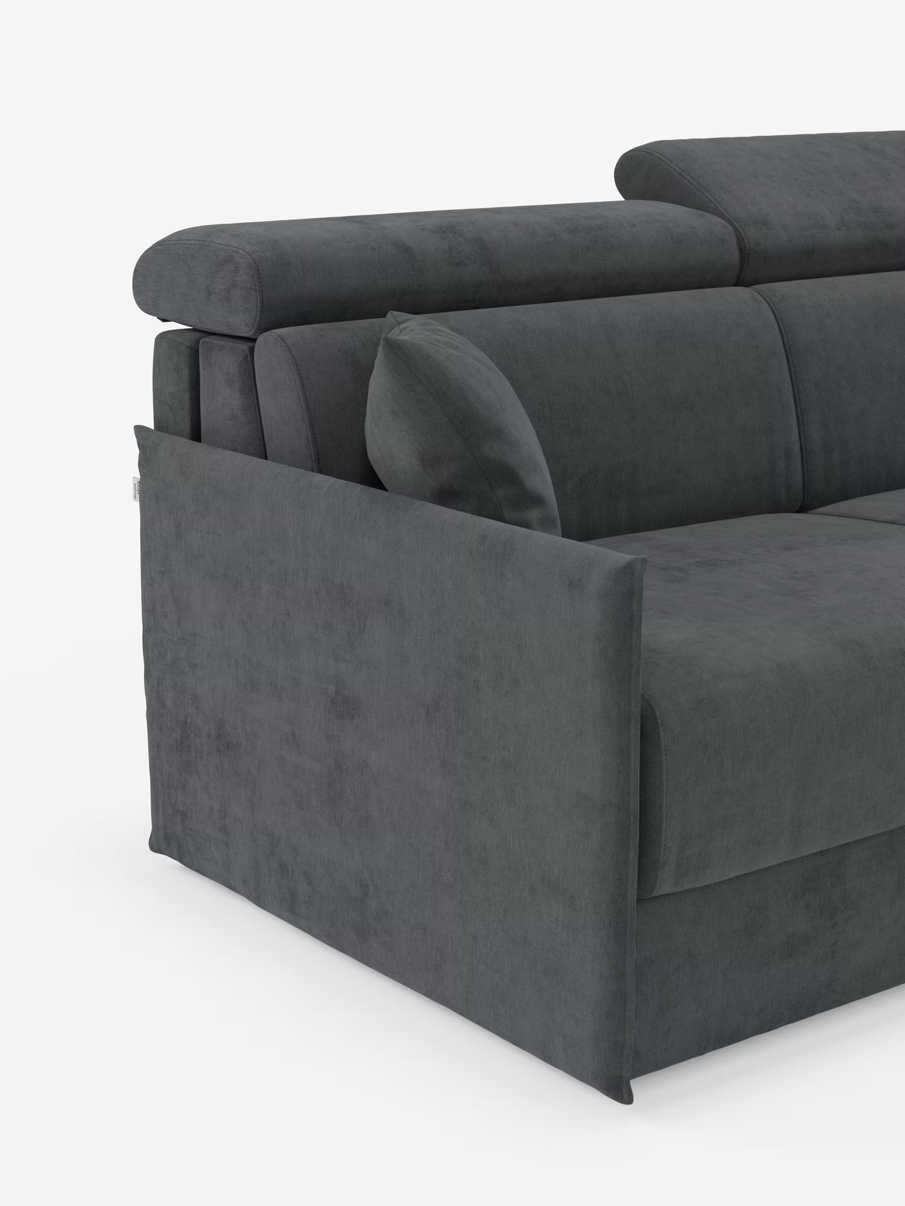 Sezione del divano letto Miryam con poggiatesta reclinabili e comfort maxi di Divani.Store, presentato in un moderno tessuto T31 grigio scuro smacchiabile. Tra le caratteristiche figurano i poggiatesta regolabili, un ampio bracciolo e un morbido cuscino dello schienale per un comfort ancora maggiore. Il design compatto e il rivestimento liscio riflettono uno stile minimalista contemporaneo. Sullo sfondo bianco a tinta unita è visibile solo il lato sinistro del divano.