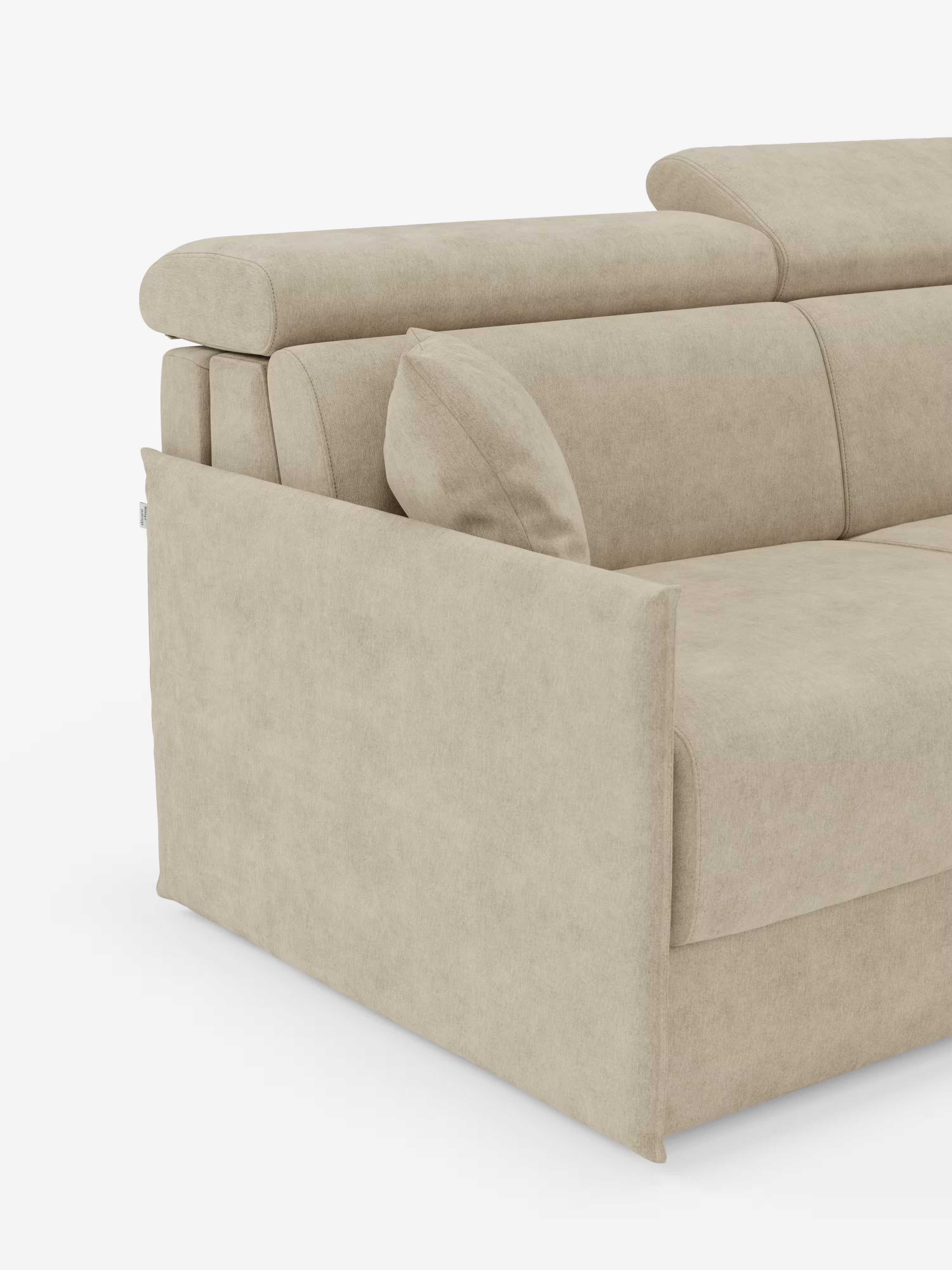Ecco la frase riscritta utilizzando i dati del prodotto forniti: Un primo piano dell’angolo sinistro del divano letto Miryam con poggiatesta reclinabili e comfort maxi di Divani.Store, caratterizzato da un design rettangolare compatto in morbido tessuto T31 antimacchia. I poggiatesta regolabili e il cuscino dello schienale inclinato del divano creano un look che incarna perfettamente uno stile minimal contemporaneo, su uno sfondo bianco a tinta unita.