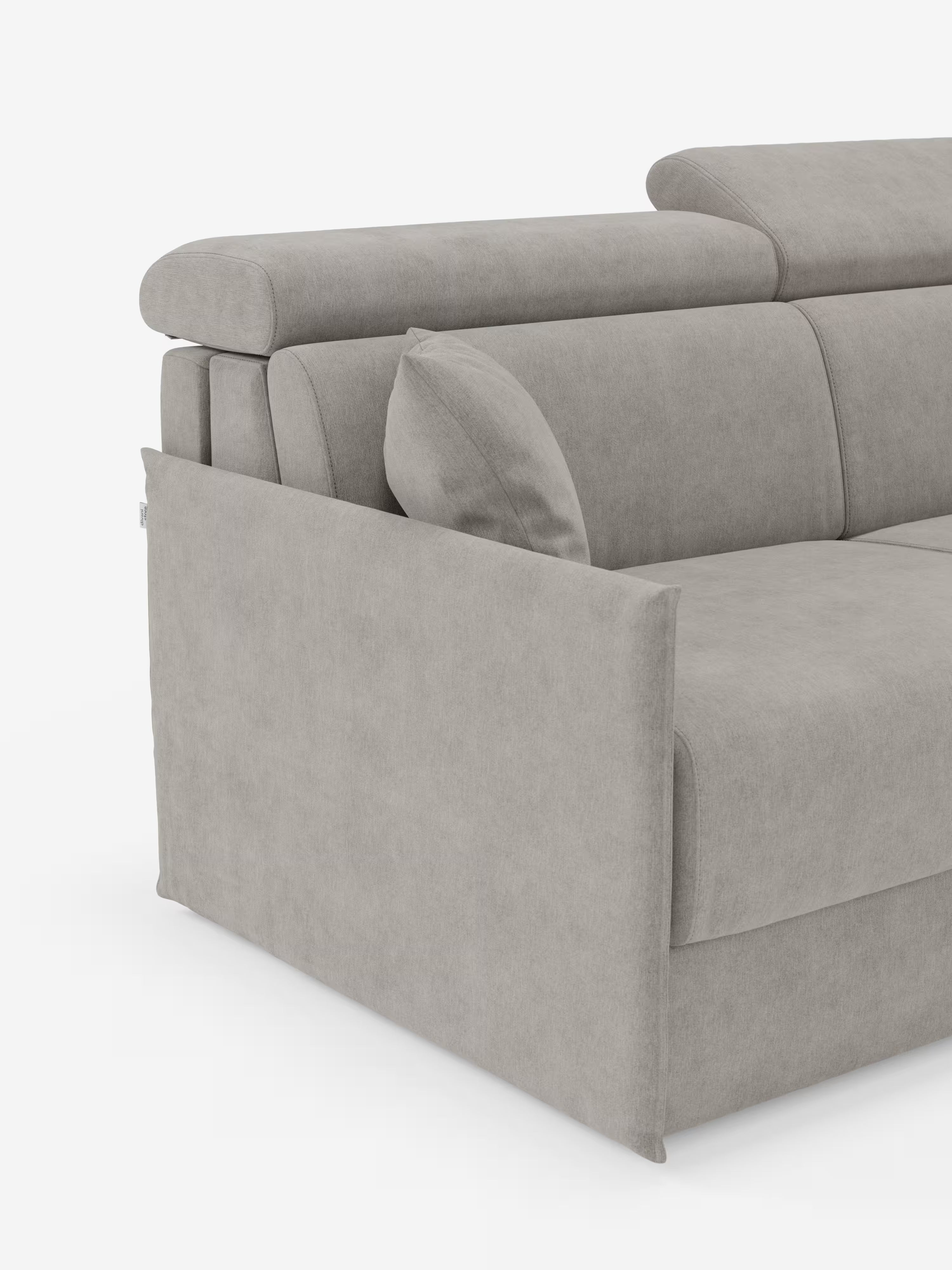 Il divano letto Miryam con poggiatesta reclinabili e comfort maxi di Divani.Store è un divano letto compatto di colore grigio chiaro, dotato di poggiatesta regolabili e di un unico cuscino coordinato sul bracciolo sinistro. Caratterizzato da linee pulite e moderne e rivestito in morbido tessuto T31 opaco e antimacchia, questo divano è perfetto per chi apprezza uno stile minimal contemporaneo. Lo sfondo bianco a tinta unita accentua ulteriormente il design e la trama del divano.