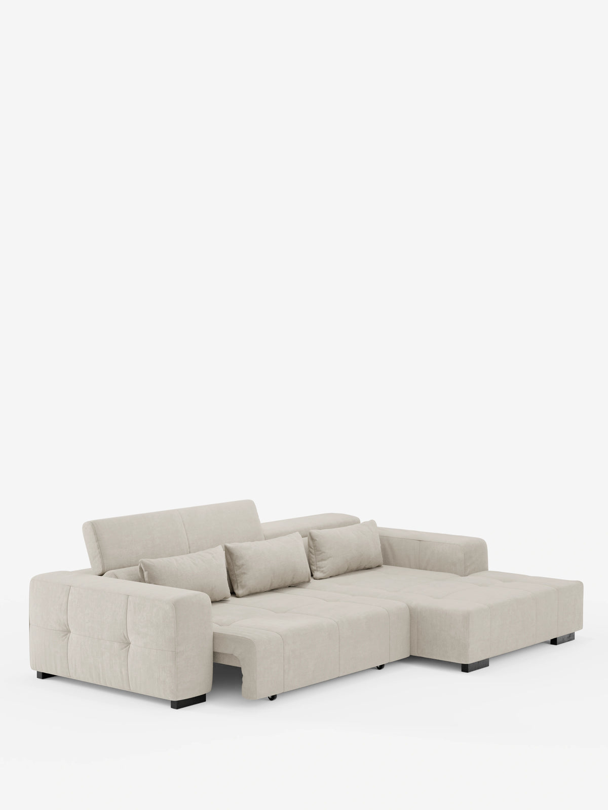 Un divano angolare contemporaneo Monarch con penisola e funzione relax elettrica di Divani.Store, rivestito in tessuto beige chiaro smacchiabile T31. Questo divano componibile presenta ampi braccioli, una chaise longue sulla destra, morbidi cuscini, schienali regolabili con poggiatesta reclinabili per un maggiore comfort e gambe nere dal profilo basso. Lo sfondo è bianco a tinta unita.