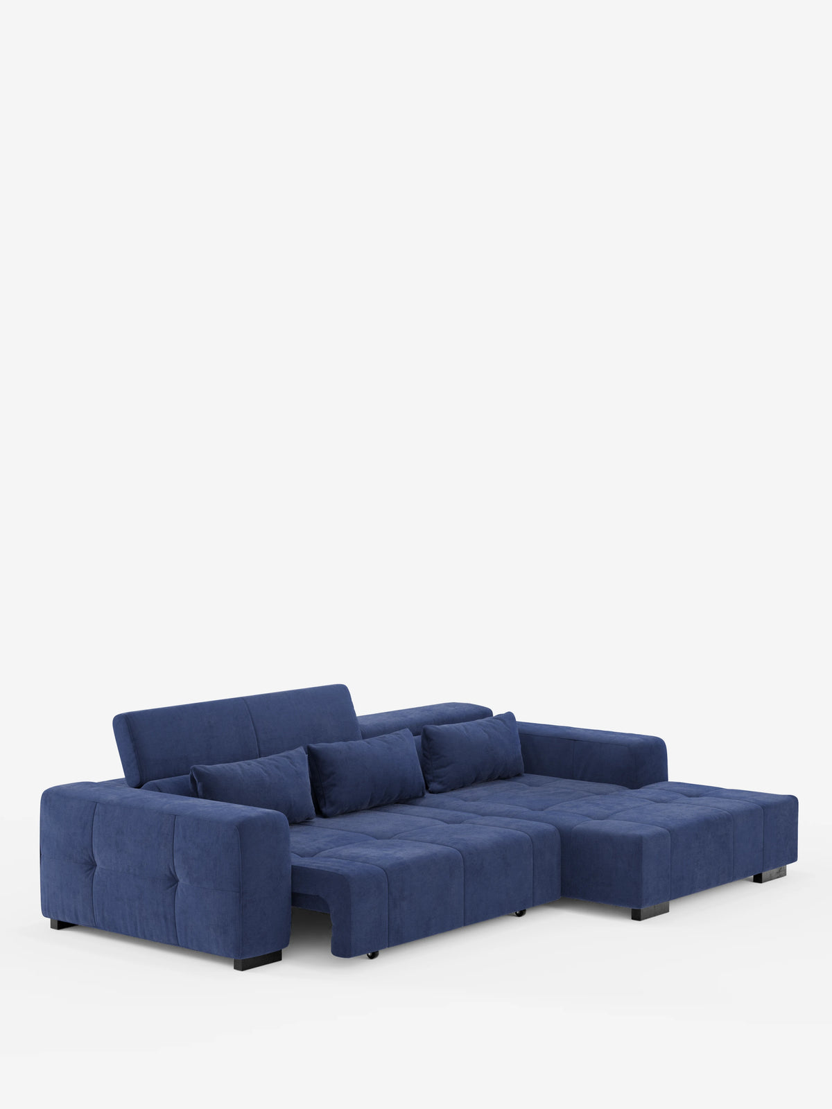 Il divano angolare Monarch con penisola e funzione Relax Elettrico per l’allungamento delle sedute di Divani.Store è un divano componibile contemporaneo di colore blu, caratterizzato da ampi braccioli, poggiatesta reclinabili regolabili e numerosi cuscini morbidi. Questo elegante modello presenta una chaise longue orientata a destra e poggia su gambe corte nere, che risaltano sullo sfondo bianco a tinta unita. Realizzato in morbido tessuto T31 resistente alle macchie, garantisce il massimo comfort e stile.