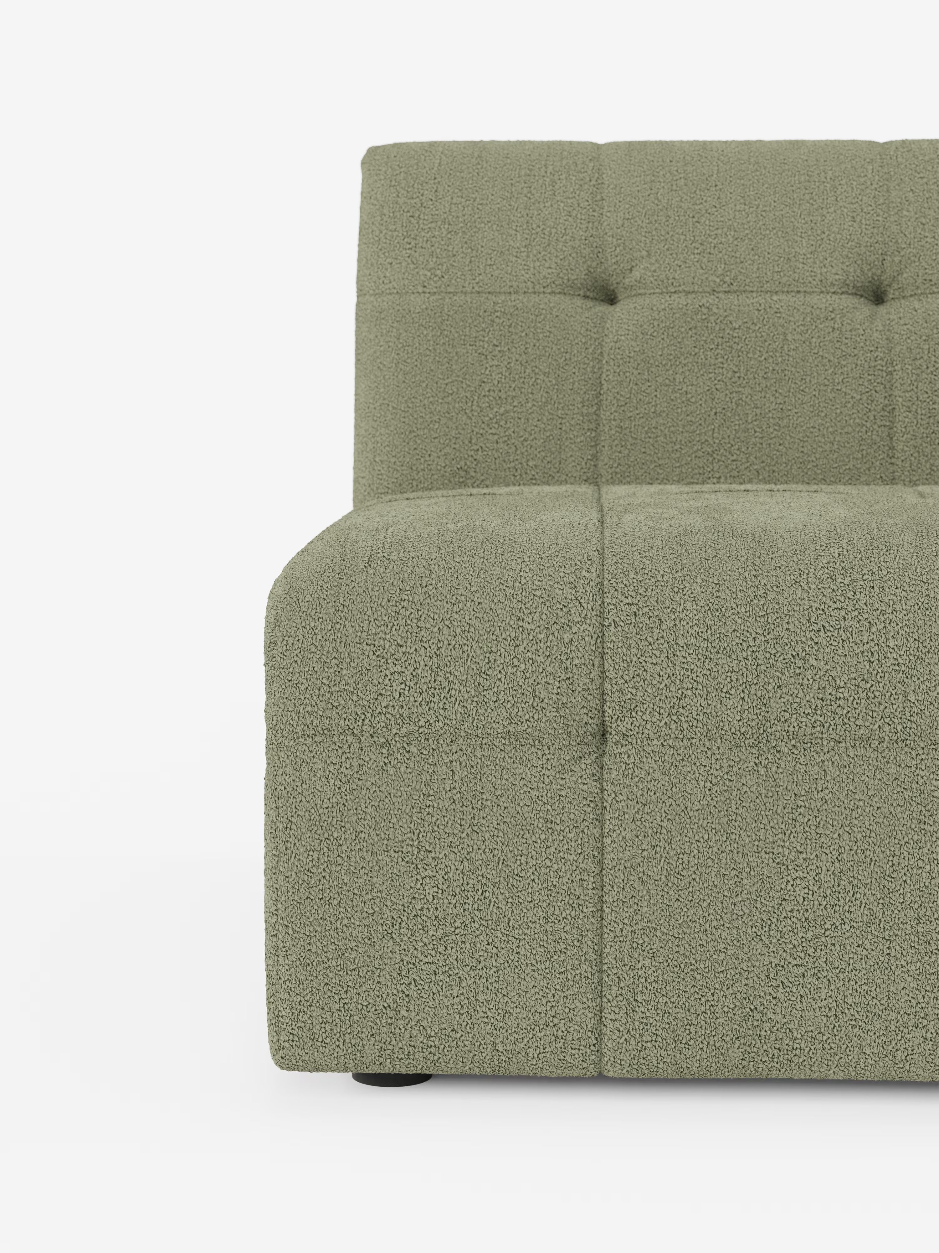 Un primo piano della poltrona Mosaic modulo da 77 cm in bouclé di Divani.Store mette in risalto il suo moderno rivestimento in tessuto T21 verde, resistente alle macchie, con motivo capitonné. Su uno sfondo bianco a tinta unita sono visibili solo il lato sinistro e lo schienale di questo divano di produzione italiana, che mettono in risalto il bouclé morbido e materico, che ricorda la tradizione artigianale classica.