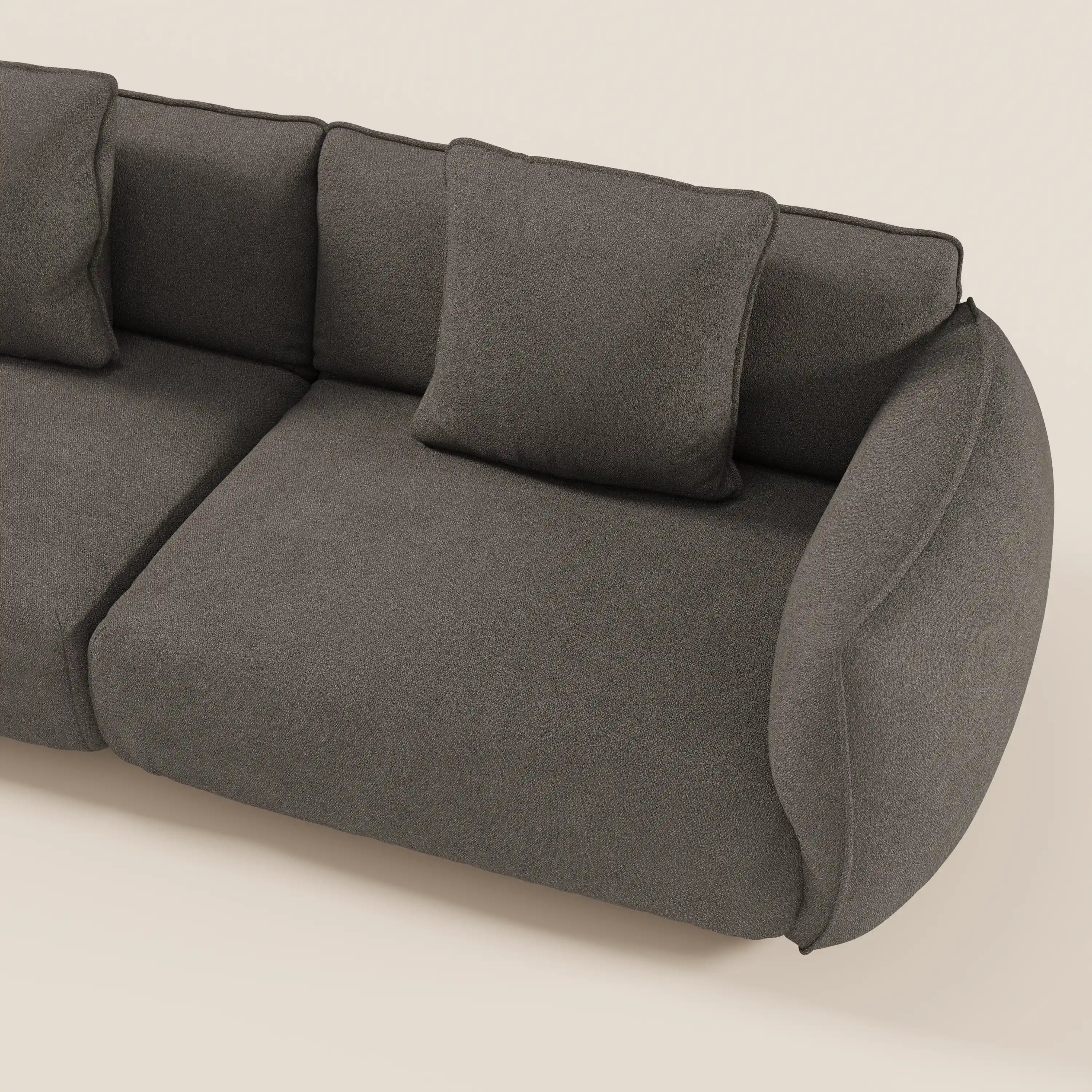 Il divano modulare a 3 sedute Nimbus di Divani.Store, in tessuto effetto cotone lavabile grigio scuro T33, è caratterizzato da cuscini in feltro, braccioli spessi, seduta morbida, schienale e cuscino coordinati. Mostrato dall'alto su uno sfondo beige chiaro.