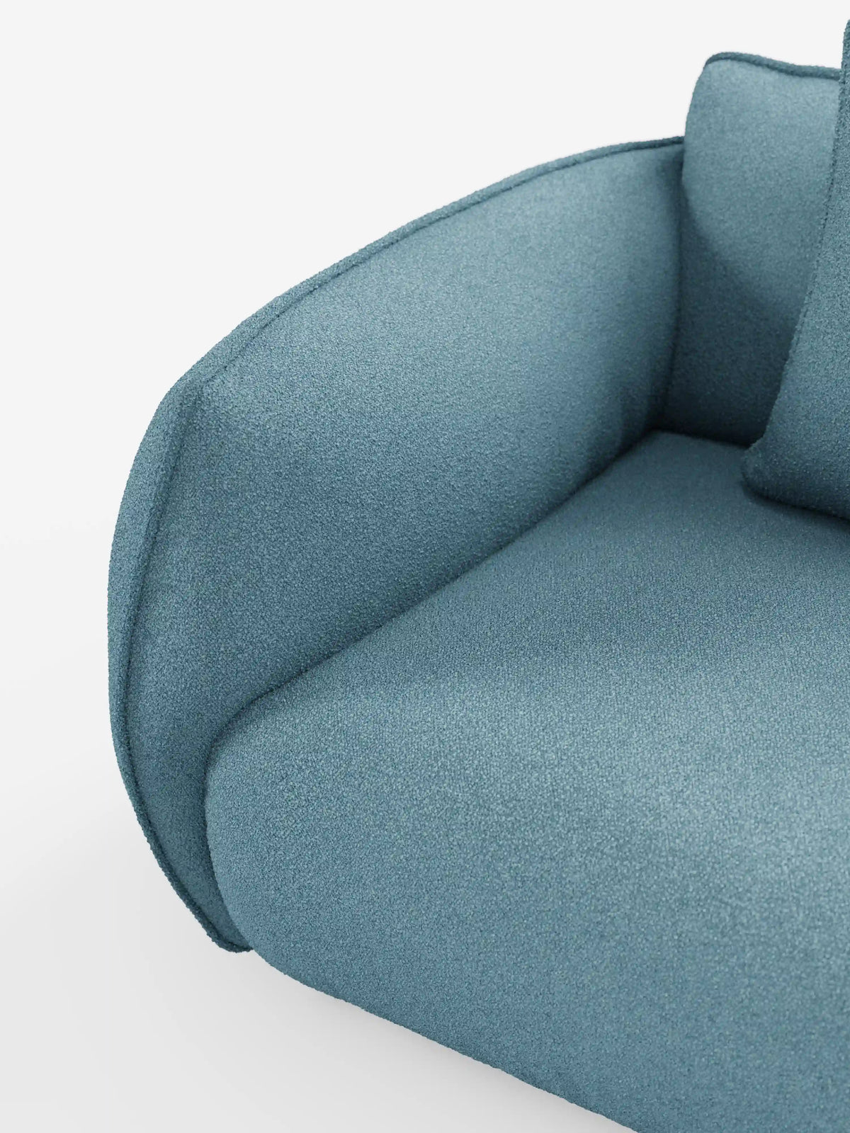 Primo piano del divano modulare e componibile Nimbus a 3 posti di Divani.Store, lungo 250 cm e rivestito in tessuto sfoderabile e antimacchia effetto cotone t33 di colore blu. Il divano presenta un bracciolo arrotondato e un cuscino coordinato, con un rivestimento testurizzato che ne esalta le linee morbide e sinuose e l’imbottitura soffice. In primo piano su uno sfondo bianco a tinta unita.