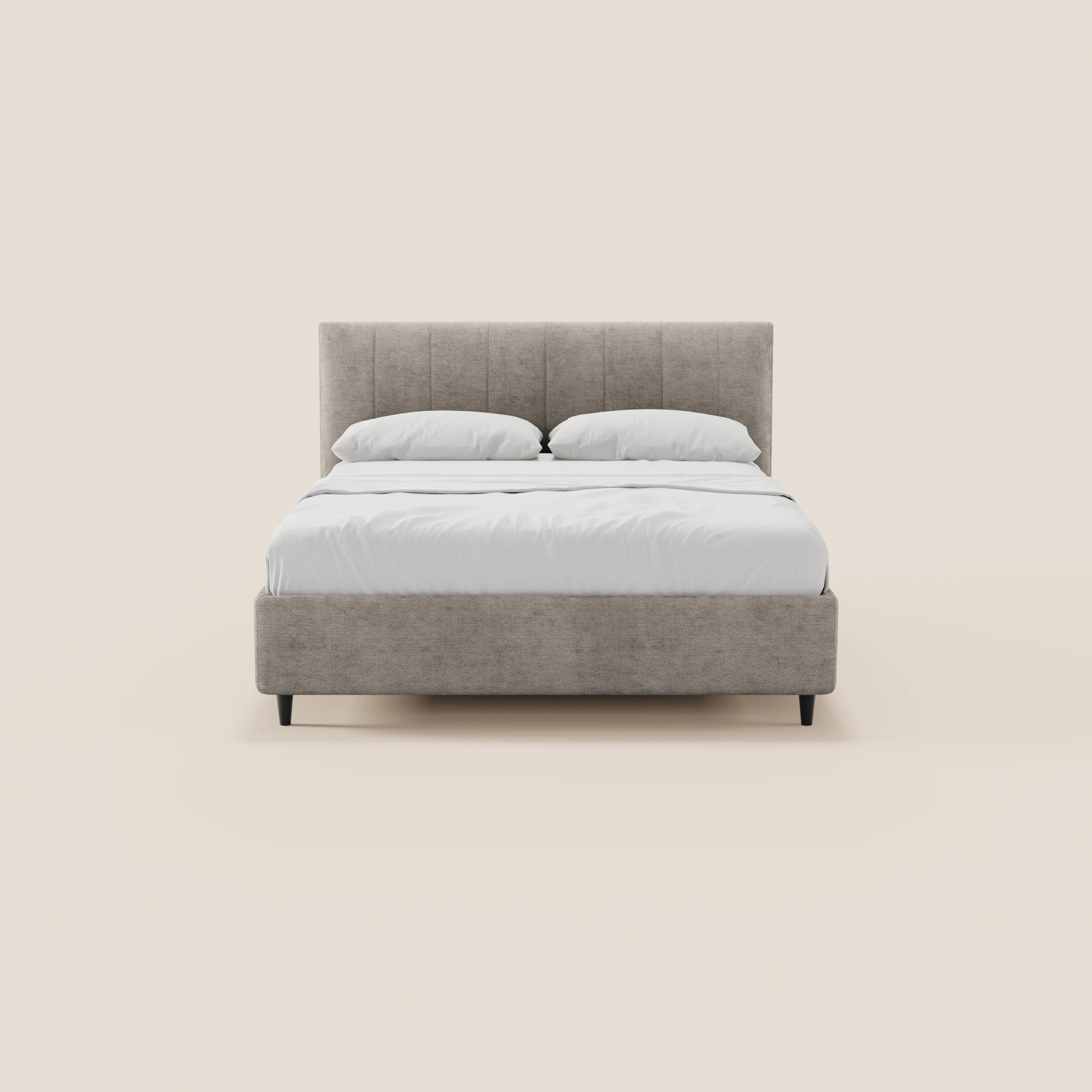 Il letto imbottito ONYX con contenitore di Letti.store presenta una testiera verticale imbottita e una struttura di colore beige, certificate Oeko-Tex®, due cuscini bianchi e un lenzuolo bianco candido: l’ideale per ambienti minimalisti e contemporanei.