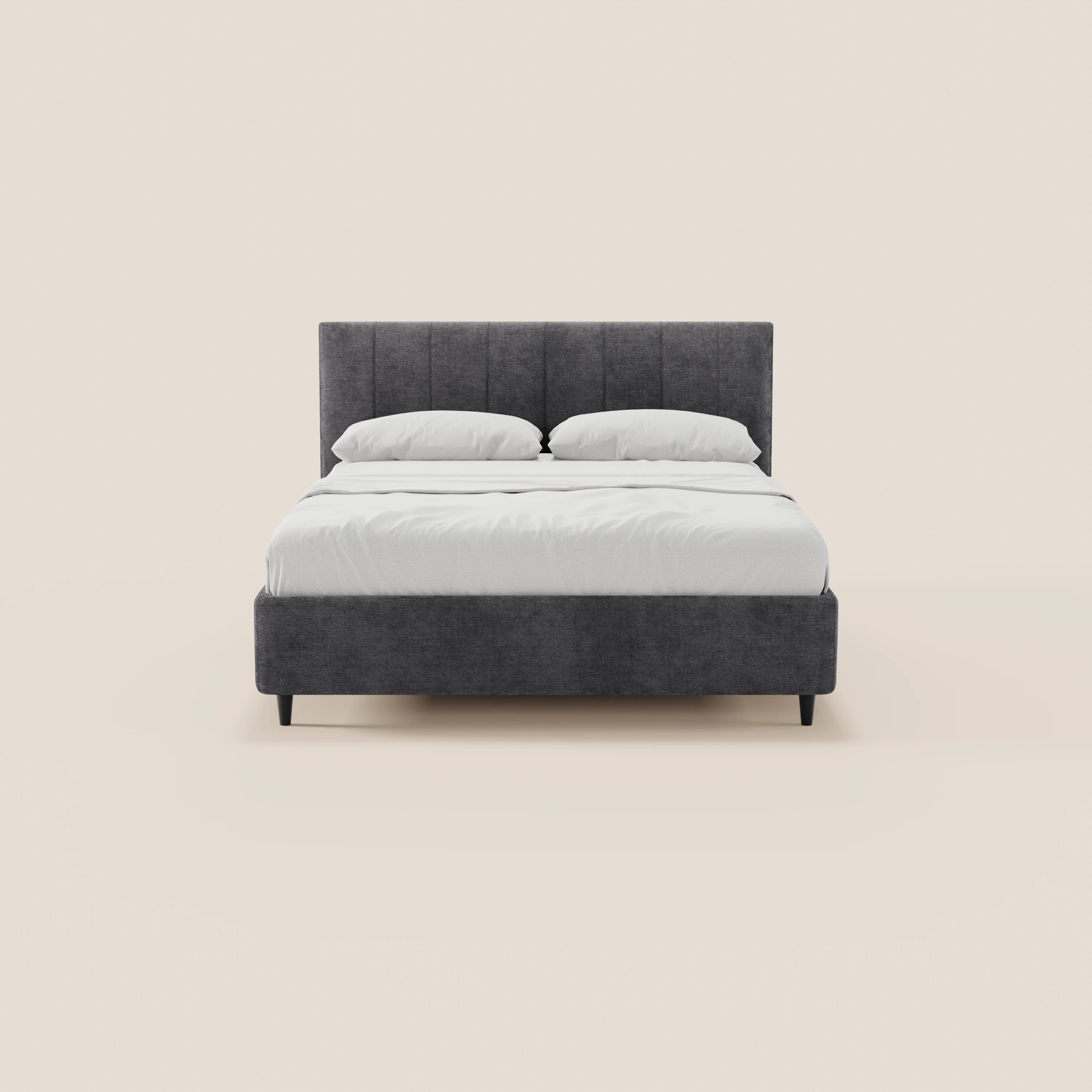Il letto imbottito ONYX con contenitore di Letti.store, realizzato in tessuto certificato Oeko-Tex®, presenta una testiera verticale dal design moderno. È raffigurato in una vista frontale con biancheria da letto bianca e due cuscini, su piedini neri corti, su uno sfondo neutro.