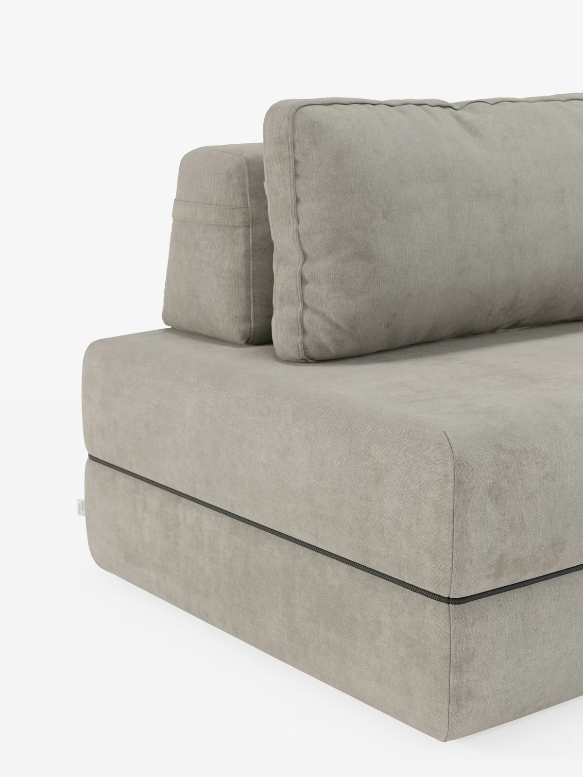 Primo piano della poltrona letto Rift di Divani.Il modello, presentato nella versione in tessuto T31 moderno, grigio chiaro e resistente alle macchie, è dotato di un materasso in memory foam dello spessore di 24 cm, schienale mobile per un sostegno regolabile, bracciolo angolato e dettagli minimalisti in nero nella zona della base, il tutto su uno sfondo bianco a tinta unita.