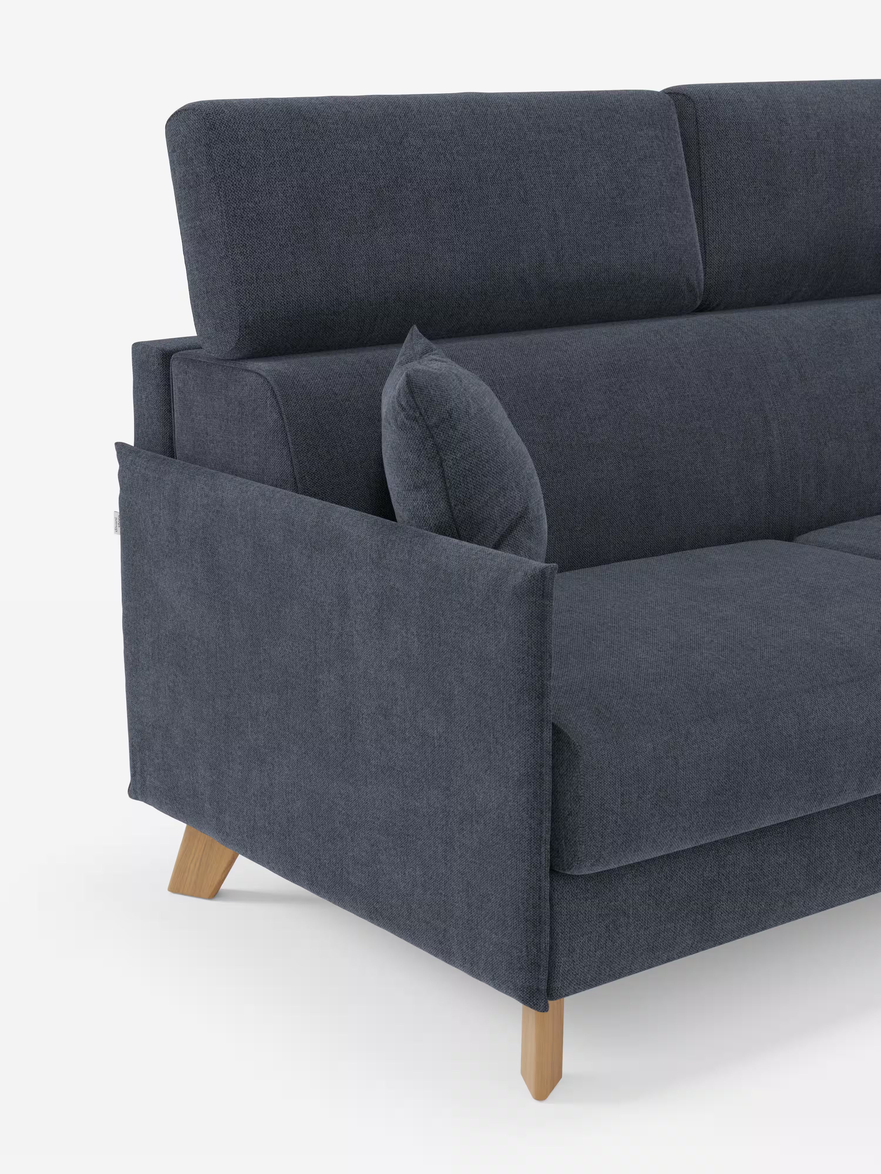 Un elegante "Sole divano letto matrimoniale design compatto" di Divani.Store, in grigio scuro, è esposto con un cuscino abbinato. Questo versatile divano presenta linee pulite di ispirazione scandinava, rivestimento in tessuto T23 antimacchia completamente sfoderabile, poggiatesta regolabili, braccioli piatti e gambe angolate in legno chiaro. Presentato su uno sfondo bianco a tinta unita, il design contemporaneo e la trama raffinata sono i protagonisti assoluti.