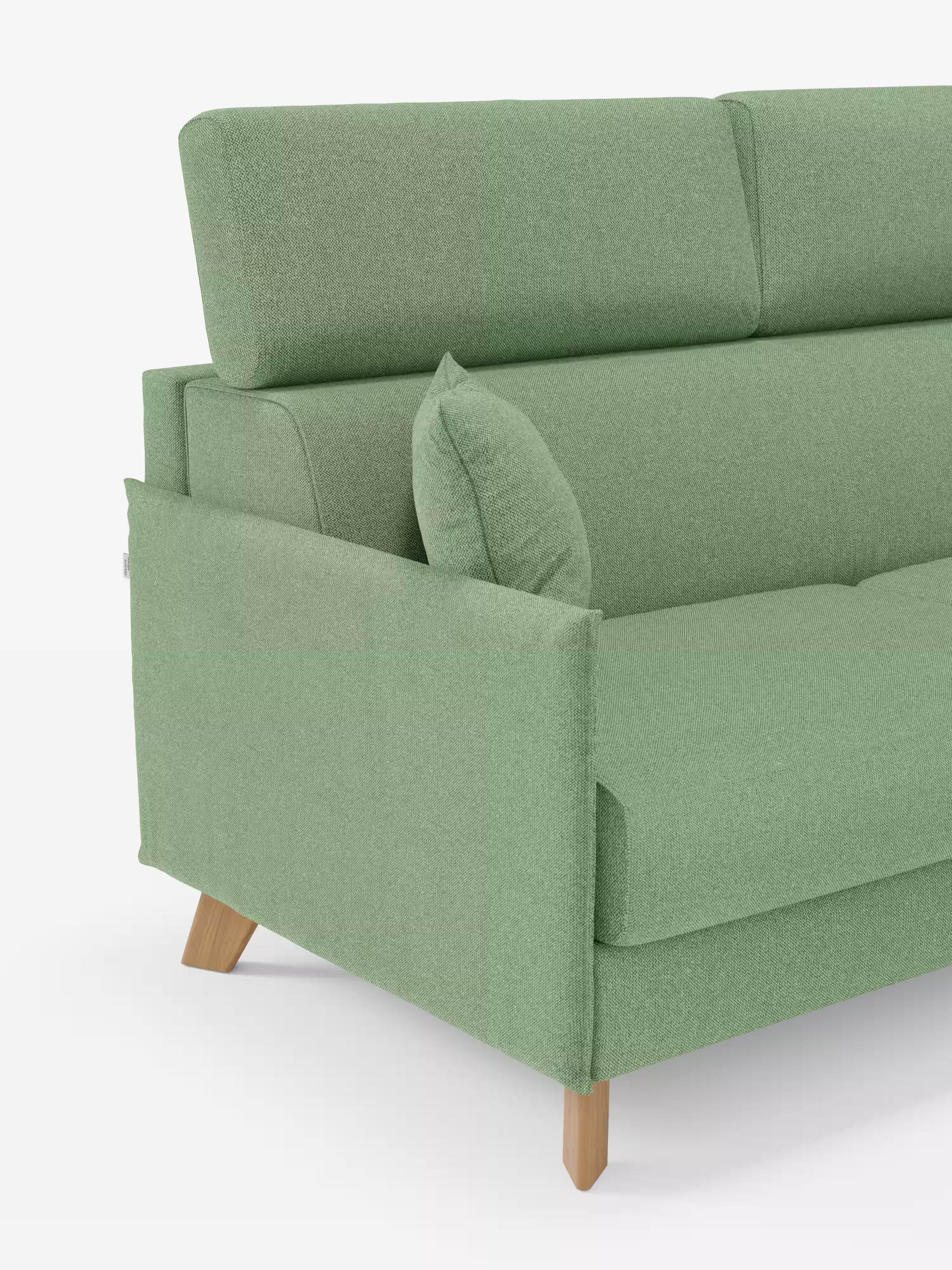 Vi presentiamo il divano letto matrimoniale Sole di Divani.Store: un moderno divano verde caratterizzato da un unico cuscino di seduta, un cuscino decorativo abbinato, gambe angolari in legno e schienali alti regolabili. Ispirato al design scandinavo (divano in stile scandinavo), presenta braccioli imbottiti e linee minimaliste. Realizzato in tessuto T23 100% sfoderabile e antimacchia per una facile manutenzione. Immagine raffigurata su sfondo bianco a tinta unita.