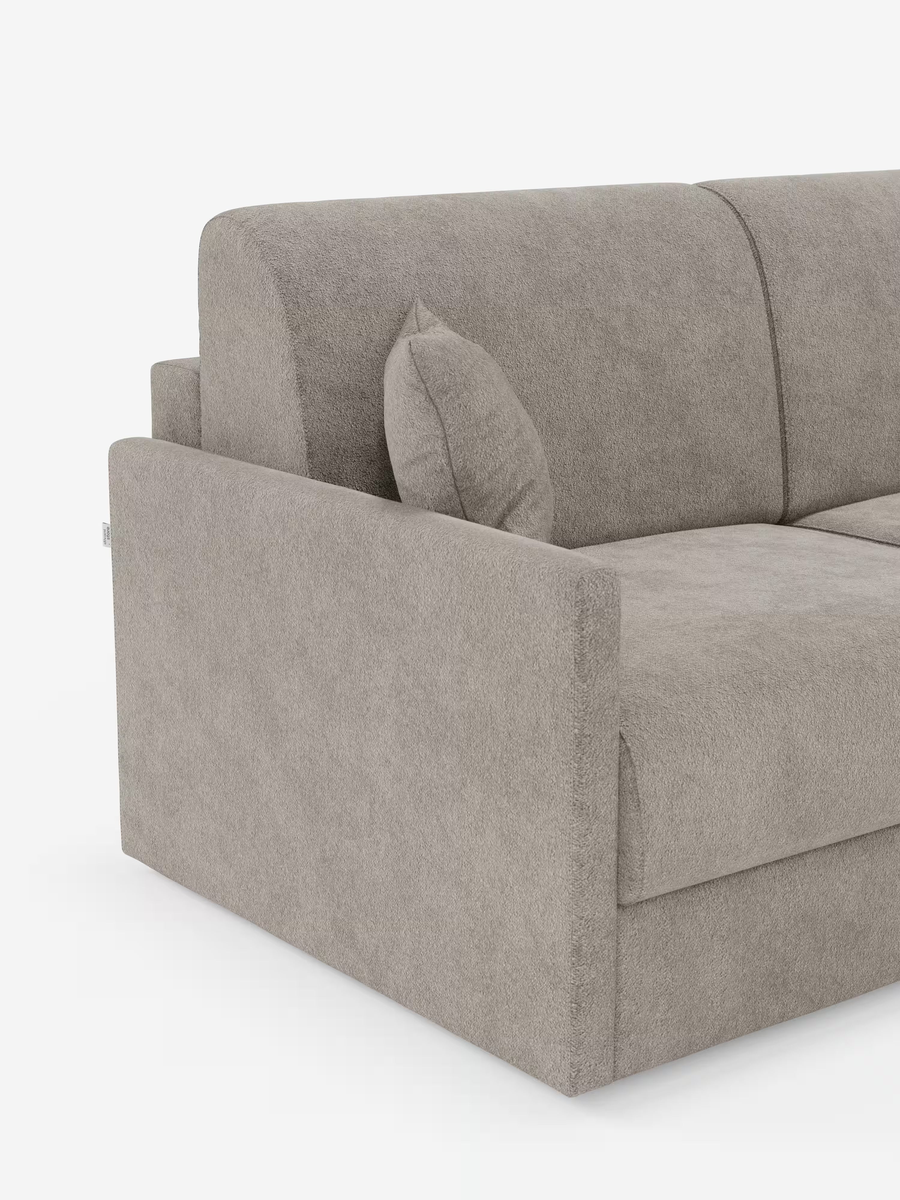 Un primo piano in studio del lato sinistro del divano letto matrimoniale Tommy Divano a 2 e 3 posti di Divani.Store. Il divano, caratterizzato da un rivestimento in tessuto taupe testurizzato T33, simile al cotone e facile da pulire, è completamente sfoderabile e presenta braccioli squadrati, un cuscino dello schienale spesso e un piccolo cuscino decorativo abbinato, sistemato nell’angolo su uno sfondo grigio chiaro a tinta unita.