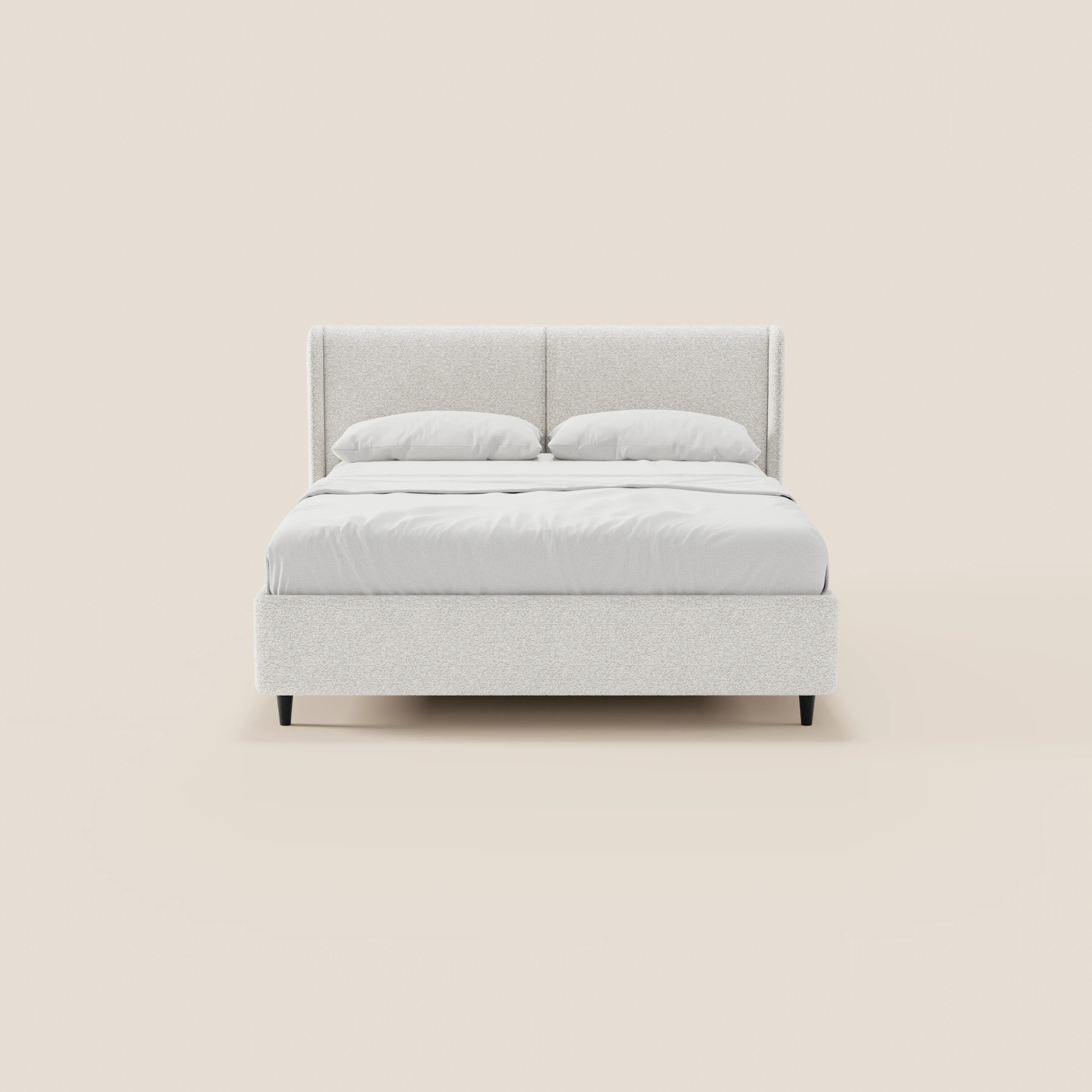 Il letto di design VALKIRIA di Letti.store presenta una testiera in tessuto leggero certificato Oeko-Tex®, due cuscini imbottiti, biancheria da letto bianca e cuscini bianchi. Su uno sfondo beige, il suo look essenziale e le gambe nere ne esaltano lo stile contemporaneo.