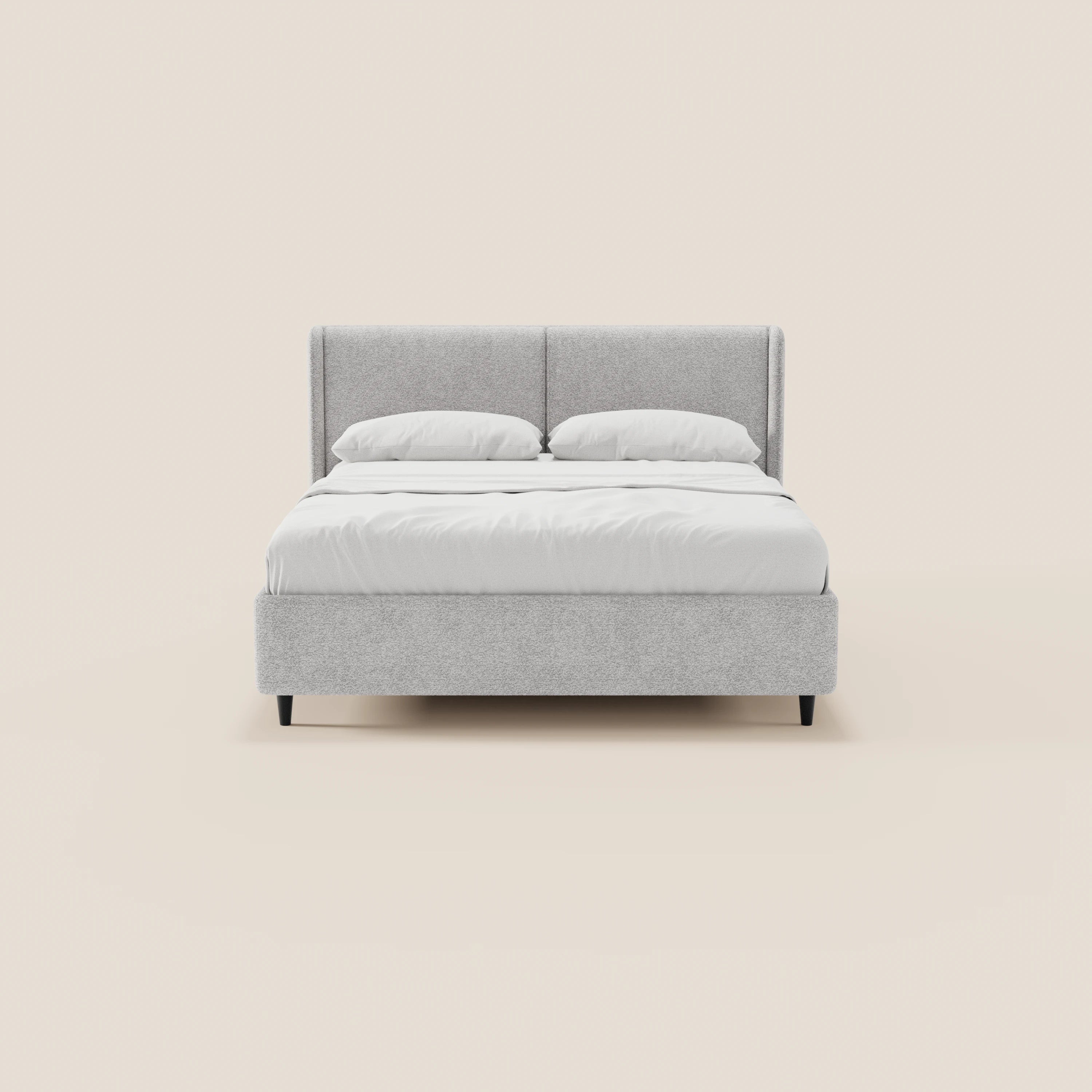 Il letto di design VALKIRIA di Letti.store, caratterizzato da una testiera in tessuto Oeko-Tex® con 2 cuscini imbottiti e una base contenitiva, spicca al centro su uno sfondo beige chiaro, rivestito con biancheria da letto bianca e sostenuto da eleganti gambe scure.