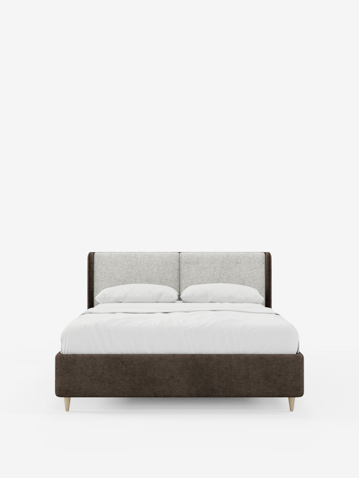 Un letto imbottito bicolore VALKIRIA in stile contemporaneo con contenitore, firmato Letti.store, caratterizzato da una struttura imbottita color marrone scuro e da una testiera imbottita avvolgente, di colore grigio chiaro, dalla forma curva, dotata di cuscini poggiatesta. Il letto è elegantemente rifatto con biancheria da letto bianca e due cuscini bianchi, su uno sfondo bianco a tinta unita e sostenuto da corte gambe in legno.