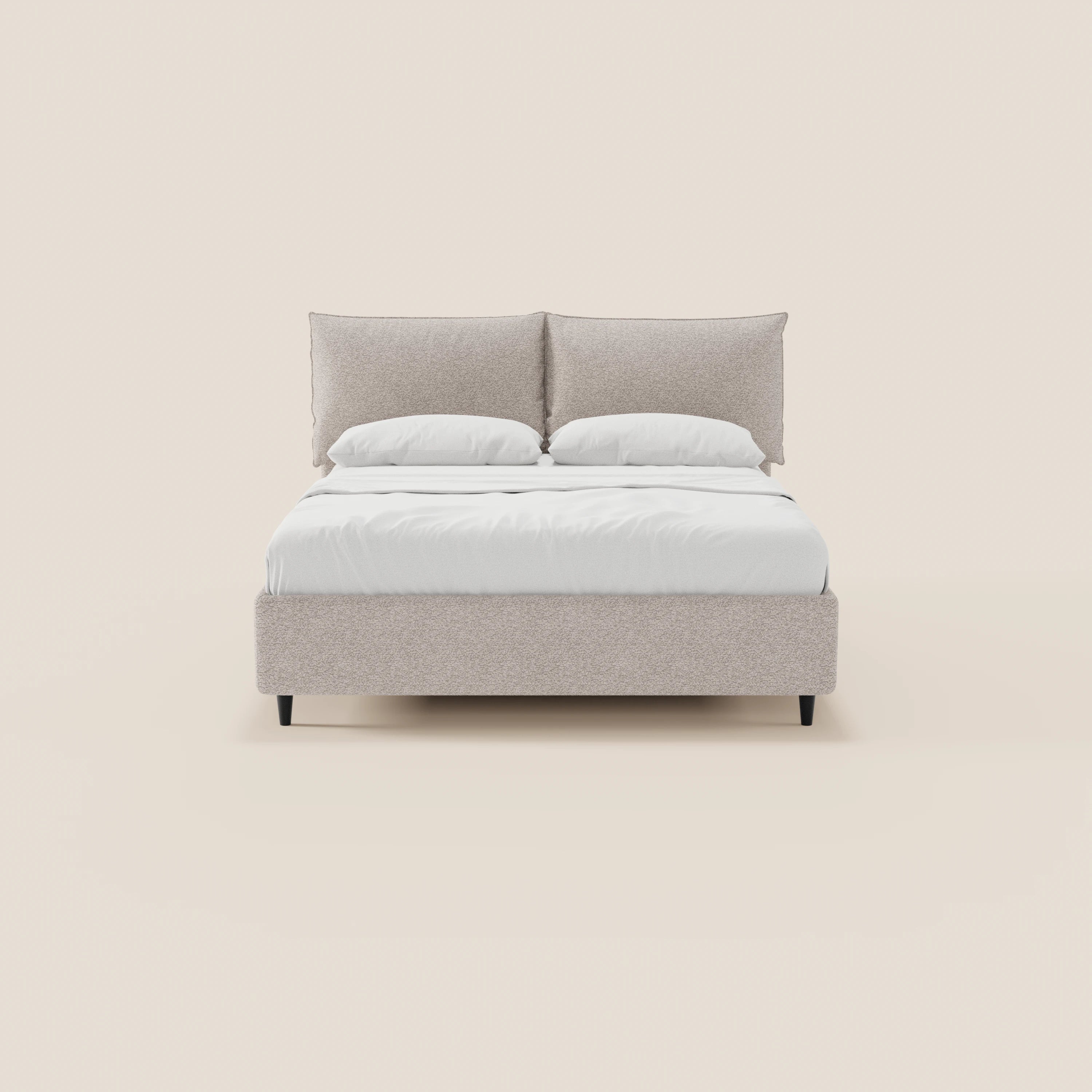 Il letto imbottito ZAYRON di Letti.store, caratterizzato da una testiera e una base in tessuto beige chiaro certificato Oeko-Tex®, cuscini morbidi regolabili, due cuscini bianchi e un piumone bianco, è perfettamente centrato su uno sfondo beige chiaro a tinta unita.