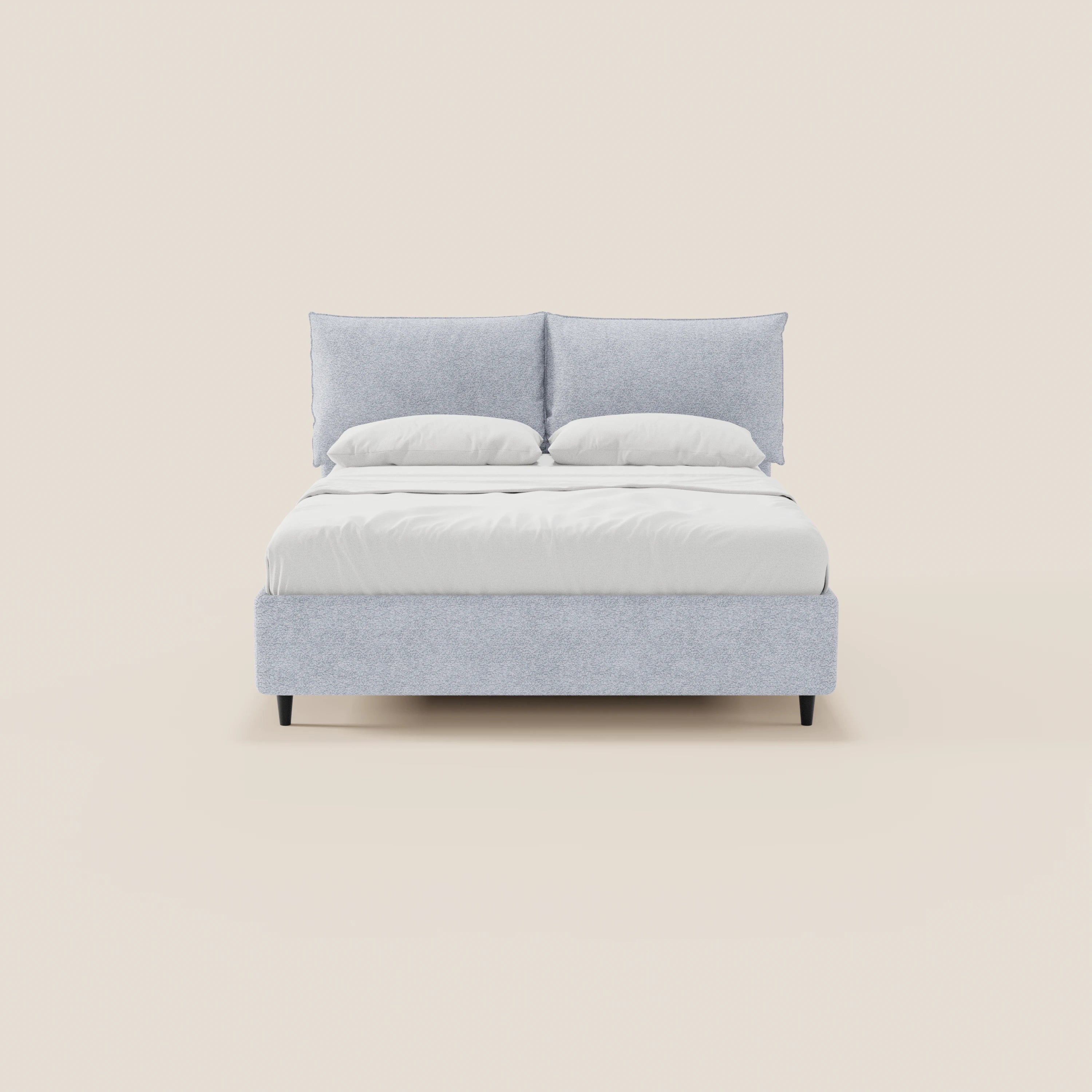 Il letto imbottito ZAYRON di Letti.store si caratterizza per un design moderno in tessuto certificato Oeko-Tex®, una testiera imbottita in grigio chiaro con cuscini regolabili, gambe corte nere e un pratico vano contenitore.
