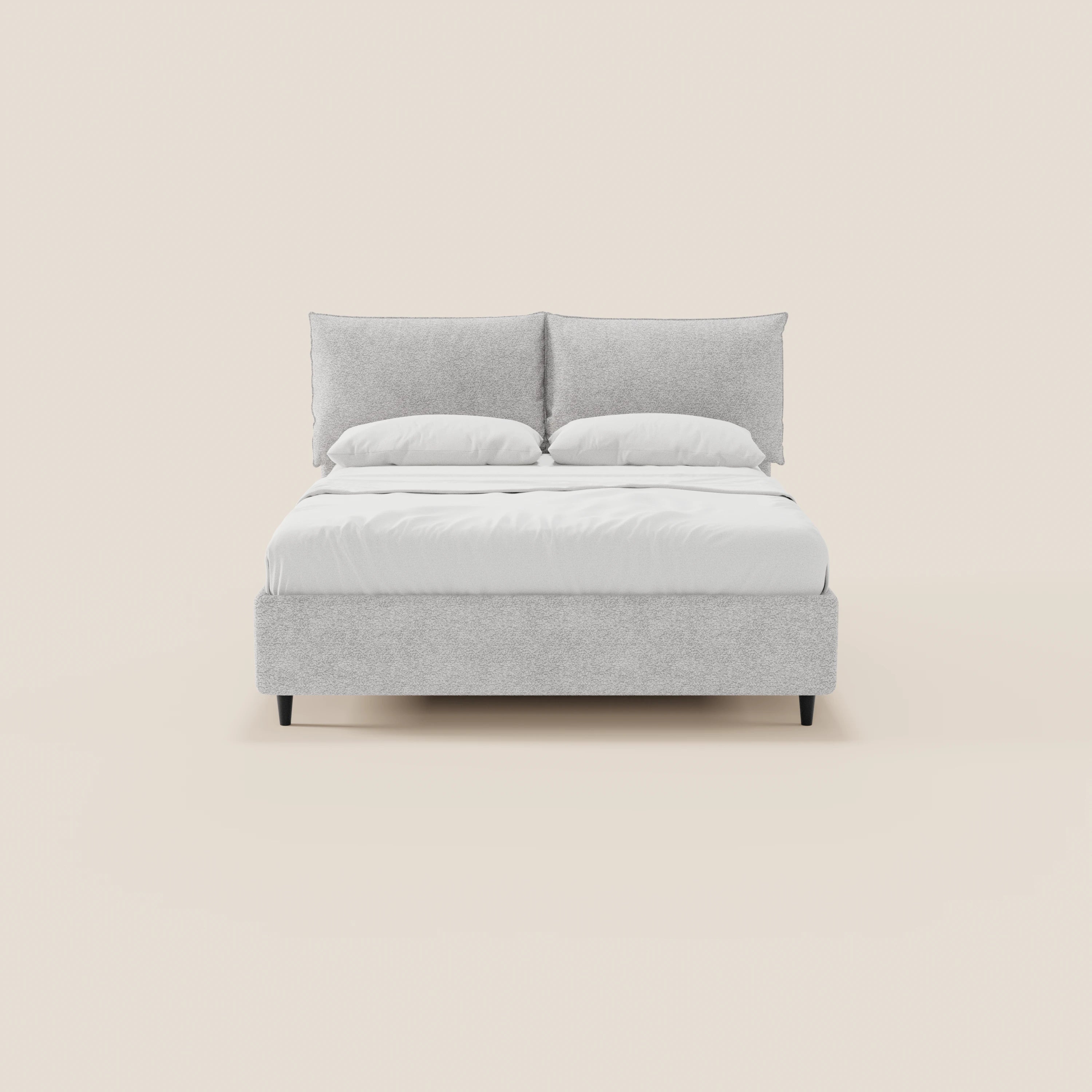 Il letto imbottito ZAYRON di Letti.store, dotato di vano contenitore, tessuto certificato Oeko-Tex® e morbidi cuscini regolabili, presenta un design moderno e minimalista in grigio chiaro su sfondo beige con gambe nere dalle linee essenziali.