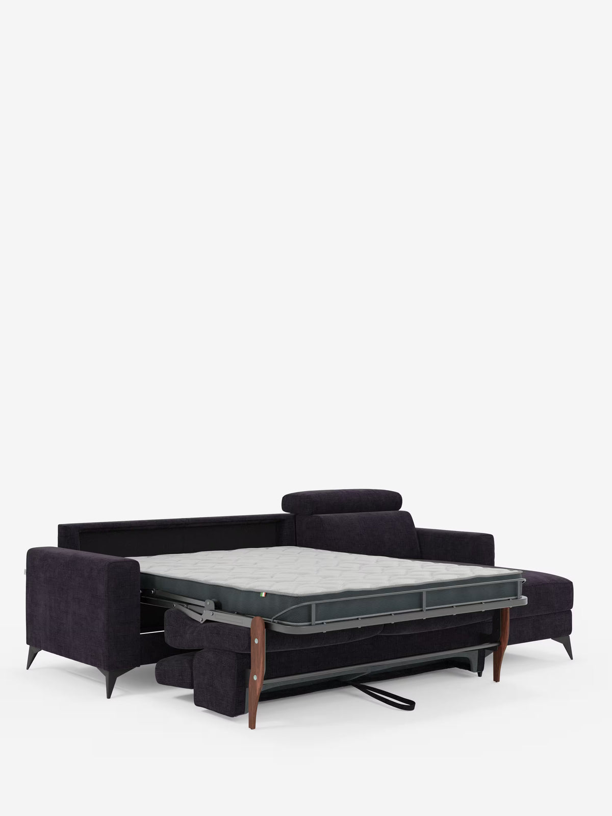 Il divano letto angolare Pegaso di Divani.Store, in colore viola scuro, realizzato in tessuto jacquard smacchiabile T22, presenta gambe corte, un materasso estraibile nella parte anteriore, poggiatesta reclinabili e regolabili, linee moderne e pulite e una pratica chaise longue con contenitore. Il divano è raffigurato su uno sfondo bianco a tinta unita.