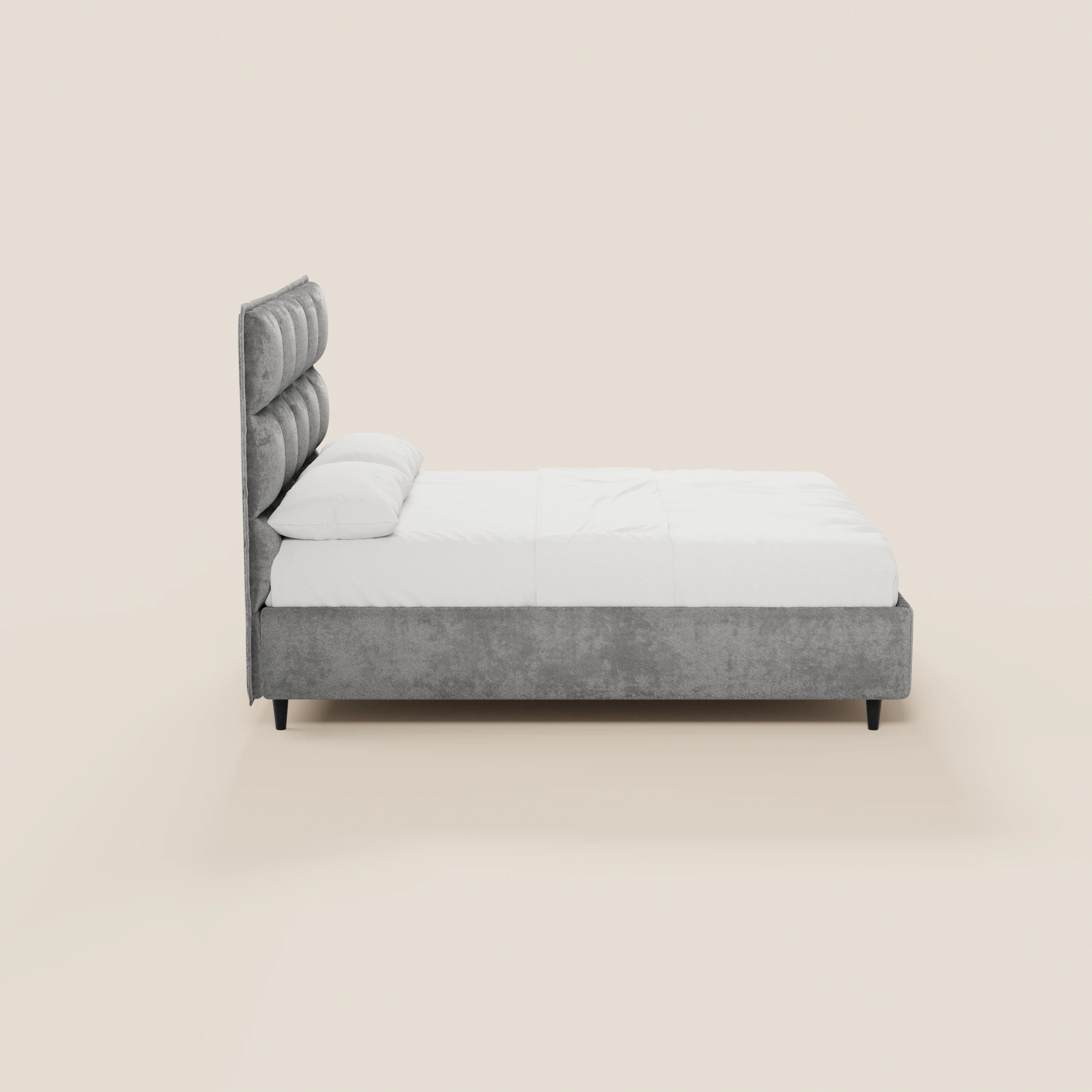 Vista laterale del letto imbottito AURO con contenitore e testiera alta capitonné in ciniglia Oeko-Tex® di Letti.store, caratterizzato da un design moderno nei toni del grigio, testiera alta capitonné, biancheria da letto bianca, due cuscini e gambe corte nere.